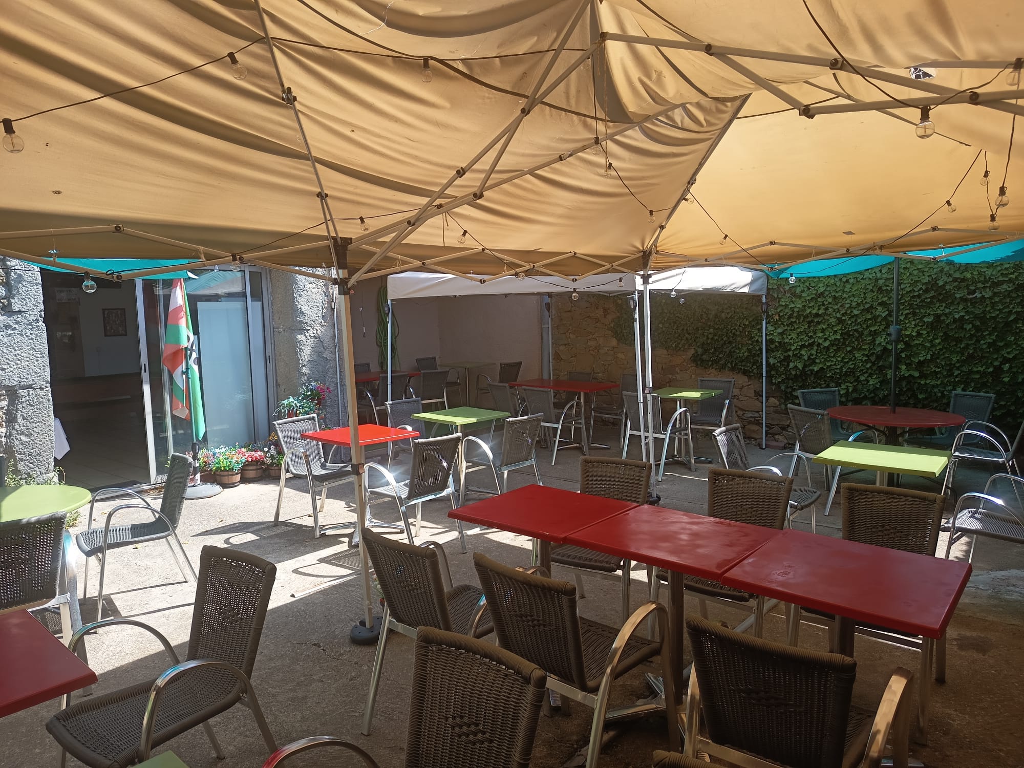 Vous rêvez de gérer votre propre restaurant dans une région magnifique et porteur dans le sud de la France. 
Bar restaurant épicerie et appartement au déçu de 2 chambres et 1 bureau et 1 grand salon et une terrasse ombragée à l’arrière du restaurant en location gérance dans un village dynamique à 3km de lezignan corbieres, 25mn de narbonne et de Carcassonne. Loyer de la location : 1345€. 845 pour le restaurant et 500 pour l’appartement. Pour plus d’information d’appeler : 06 35 49 74 95.
Disponible dès fin novembre