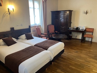 HÔTEL-RESTAURANT A VENDRE -BOURGOGNE A 10KM DE CHABLIS-15 CHAMBRES-EXTENSION POSSIBLE

Etablissement de charme au cœur d’un village viticole, premier village côté est à produire du chablis
Parfaitement entretenu et immédiatement exploitable
15 Chambres

Restaurant ouvert au public
CA 2025 413000 € HT
Mur + fonds 550 000 €
Possibilité d’ajouter 8 à 10 chambres

Grange de 130 m² aménageable en espace détente Spa etc
Parking privé
A 10 km de Chablis à proximité des vignes

Bâtiment de 900 m² sur deux étages
Terrain de 1400 m²
Idéal 
Pour un projet de boutique-hôtel ou une installation en Bourgogne viticole
Pour un couple en reconversion cherchant un projet clé en main
Un opérateur voulant développer une offre oenotouristique premium