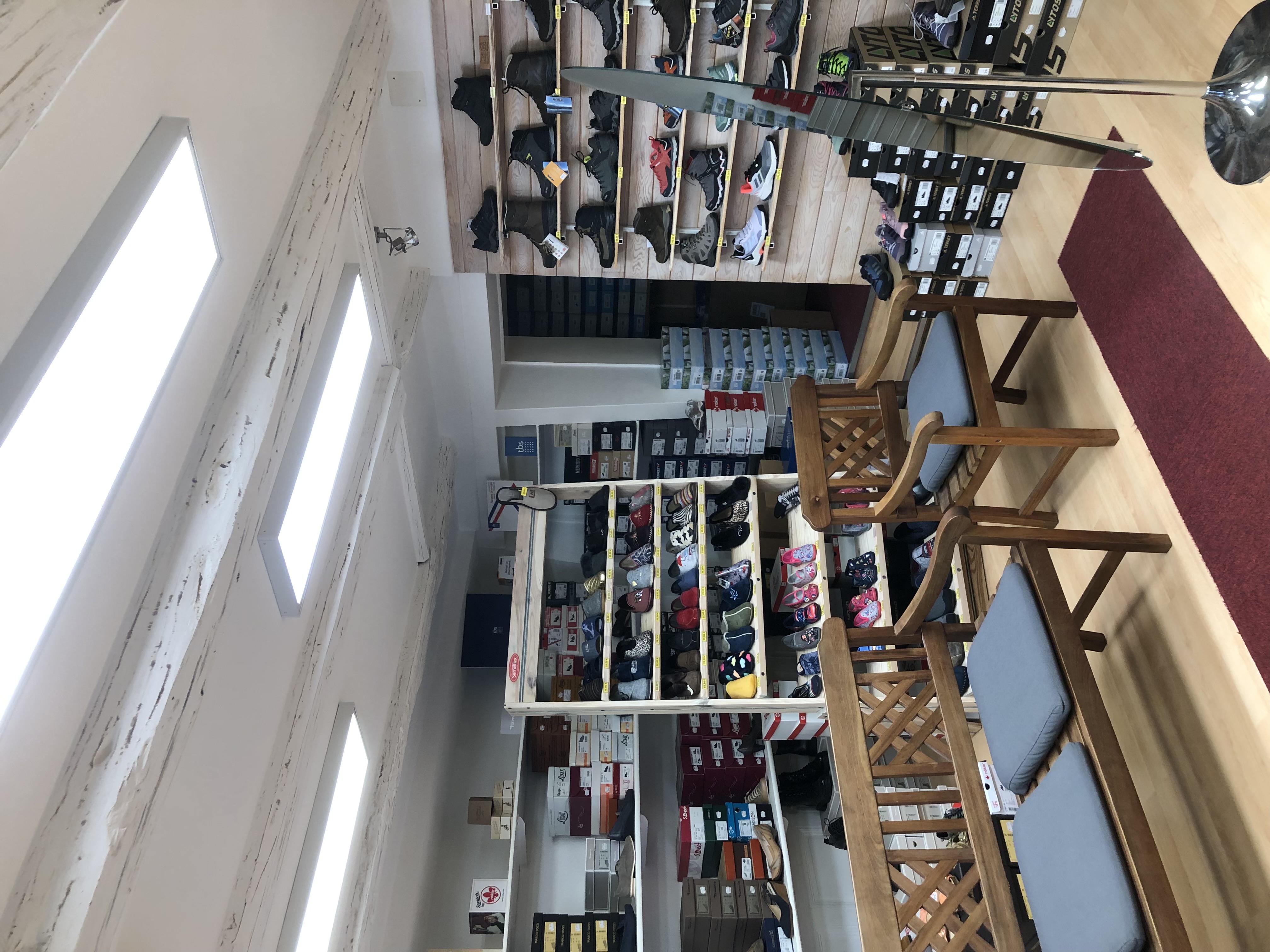 Magasin de chaussures à reprendre pour cause retraite, dans le centre-ville de Craponne-sur-Arzon (43), commune de 2000 habitants, située à environ 39 km du Puy-en-Velay
Affaire idéale pour une personne souhaitant développer ce commerce de proximité de vente de chaussures pour homme, femme et enfants et vivre dans un cadre de vie préservé. 
Descriptif de l’offre :
• Emplacement idéal en plein centre-bourg du village 
• Aucun travaux à prévoir
• Clientèle fidèle d’habitants, résidents secondaires + touristes
• Nombreux stationnements à proximité
• Marché hebdomadaire les samedi matin
• Pas de salarié à reprendre
• Vente des murs et de l'appartement au-dessus de la boutique d'environ 150 m2 habitable et 60 m2 de grenier