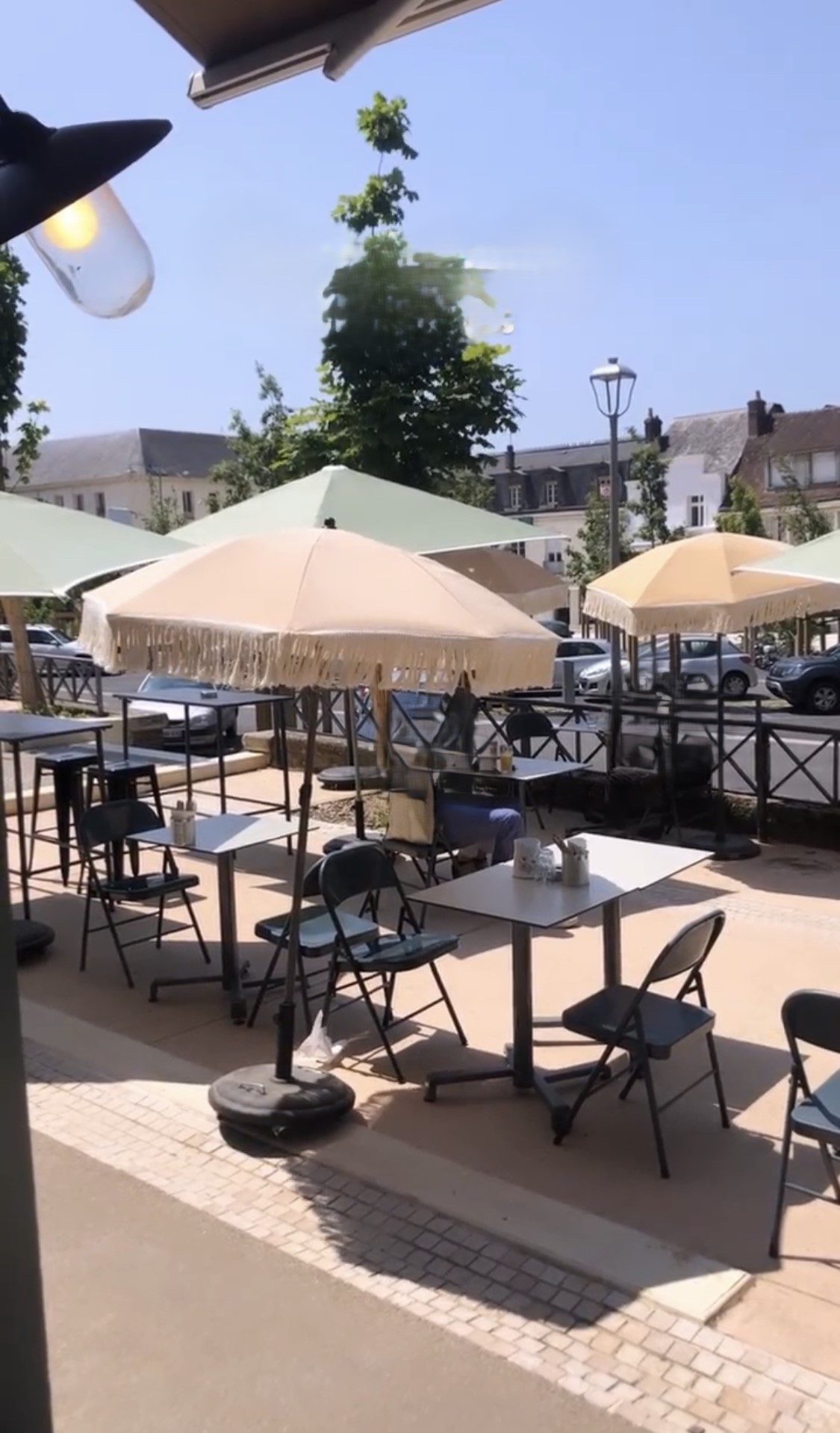 A vendre : Fonds de commerce restaurant (licence IV) en pleine croissance dans le Perche, proche d'une gare et de toutes les infrastructures de la capitale du Perche, 1h30 de Paris (liaisons quotidiennes directes).​​​​​

Le restaurant propose aussi une offre de traiteur, ainsi qu’un espace épicerie et cave à vin : c’est un lieu propice à diverses activités. 

- Capacité : 50 places assises à l'intérieur, et plus de 40 en terrasse, surplombant une place de marché ensoleillée et centrale.
- La salle traversante, d'environ 100m2, dispose de deux entrées, côté rue commerçante et place 
- La cuisine lumineuse toute équipée, d'environ 50m2 est au 1er étage, bénéficie d’un monte-plats, d'une marche en avant mécanique et d’une extraction. 
- Au 2ème étage, se trouve un appartement de fonction et en sous-sol, une grande cave de stockage parfaitement saine et accessible  

 Les atouts :
- Emplacement n°1  
- Pas de travaux 
- Exploitable immédiatement  
- Matériel neuf ou récent
- Licence IV  
- Bail 3/6/9 en cours de validité : reste 6 ans
- Faible loyer
- Terrasse  
- Clientèle fidèle acquise
- Potentiels non exploités. 

Px de cession : 170 000 € , loyer : 1105 € HT (charges comprises)