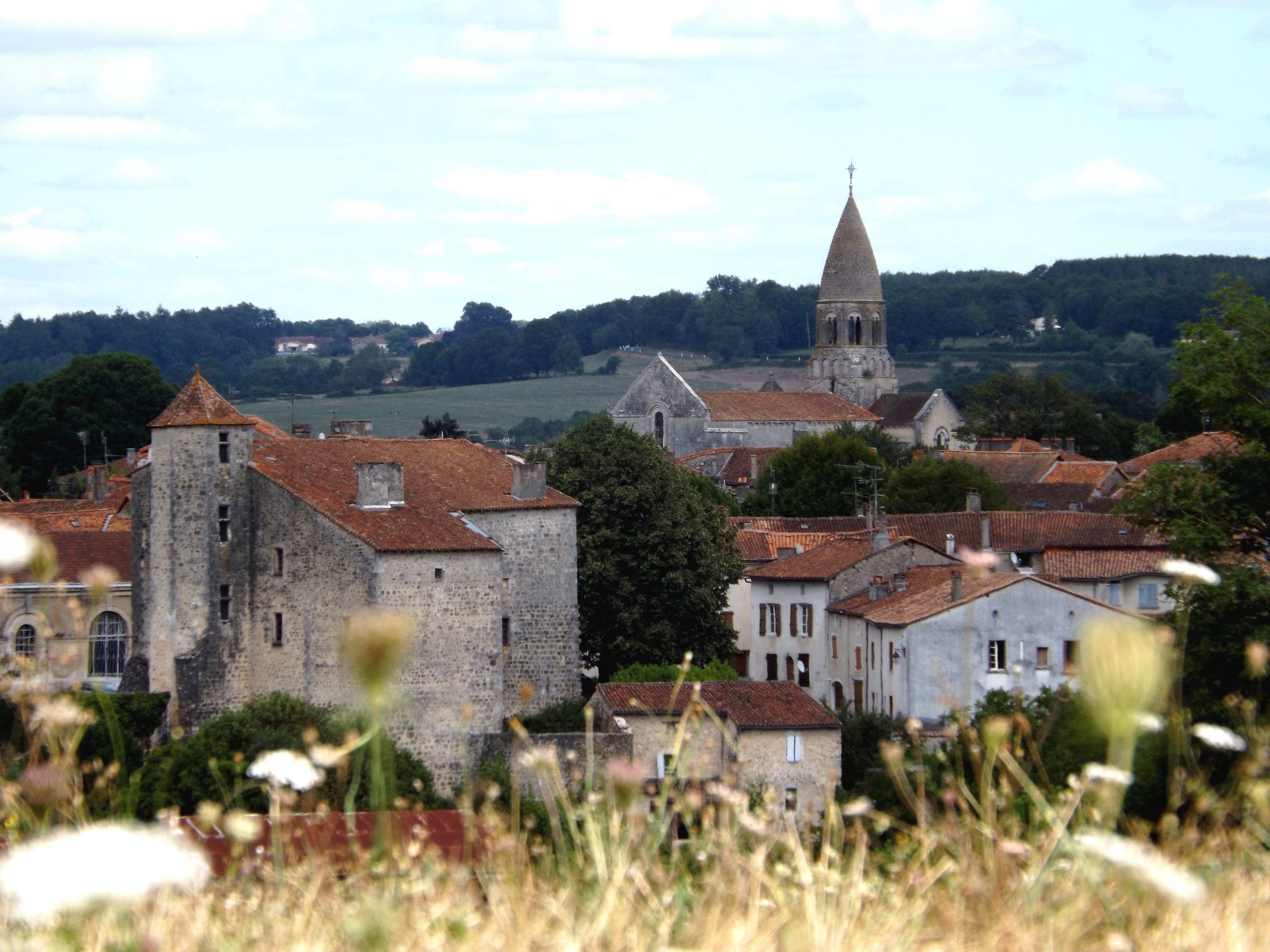 Votre nouvelle vitrine en plein cœur de Montbron !

La mairie de Montbron propose à la location un superbe atelier-boutique entièrement rénové de 85m². Idéalement situé au 9bis rue de Limoges, ce local bénéficie d'une excellente visibilité et d'un accès facile (à 30 min d'Angoulême et 10 min de La Rochefoucauld).

Pourquoi choisir ce local ?
•	Un emplacement stratégique : Bénéficiez d'une clientèle locale et touristique grâce aux labels "Station Verte de Vacances" et "Ville et Métiers d'Art" de Montbron.
•	Un espace modulable : Atelier de 20m², stockage de 15m², boutique de 30m² avec comptoir et cour extérieure de 25m².
•	Un loyer attractif : 200€/mois pour les 12 premiers mois (bail dérogatoire), avec possibilité de bail commercial ou d'achat du local à l'issue de la période dérogatoire.
•	Un projet d'avenir : Intégrez un projet dynamique de revitalisation du centre-bourg et bénéficiez d'aides à l'installation.

À qui s'adresse ce local ?
Ce local est destiné en priorité aux artisans d'art ainsi qu'aux commerces propices à la dynamique du centre bourg. Vous souhaitez développer votre activité dans un cadre de vie agréable ? Rejoignez la communauté d'artisans de Montbron !

Les + :
•	Local rénové
•	Excellente visibilité
•	Aides financières possibles
•	Commune dynamique

Disponibilité : Immédiate

Pour candidater :
Merci de nous envoyer votre dossier (projet, expérience, etc.) par email. Une commission sélectionnera les projets les plus pertinents.