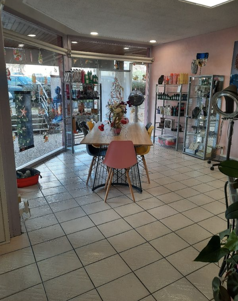 Après une vie entière à coiffer les autres, c'est au tour des ciseaux de prendre leur retraite !

Vends fonds de commerce d'un salon de coiffure mixte, véritable institution du quartier depuis 1975. Bénéficiez d'une clientèle fidèle et d'un emplacement stratégique à deux pas de l'école, la mediatheque, la maison de la santé, le kiné et la pharmacie.

Ce qui vous attend :

Un salon clé en main : 5 pièces fonctionnelles (caisse, toilettes, cuisine, laboratoire, salon) équipées de tout le nécessaire (climatisation réversible, bacs massants, postes de coiffage...).

Un emplacement de choix : Parking gratuit et accès direct au salon.
Une clientèle fidèle : Profitez d'une réputation solide et d'un carnet de rendez-vous bien rempli.

Pourquoi saisir cette opportunité ?

Un investissement sûr : Reprenez un commerce établi dans un quartier dynamique.

Un potentiel de développement : Adaptez le salon à votre image et proposez de nouveaux services.

Une nouvelle vie professionnelle : Devenez le nouveau maître des ciseaux et écrivez la prochaine histoire de ce salon emblématique.

N'attendez plus pour donner une nouvelle jeunesse à ce salon ! Contactez-moi pour organiser une visite et discuter de ce projet passionnant.