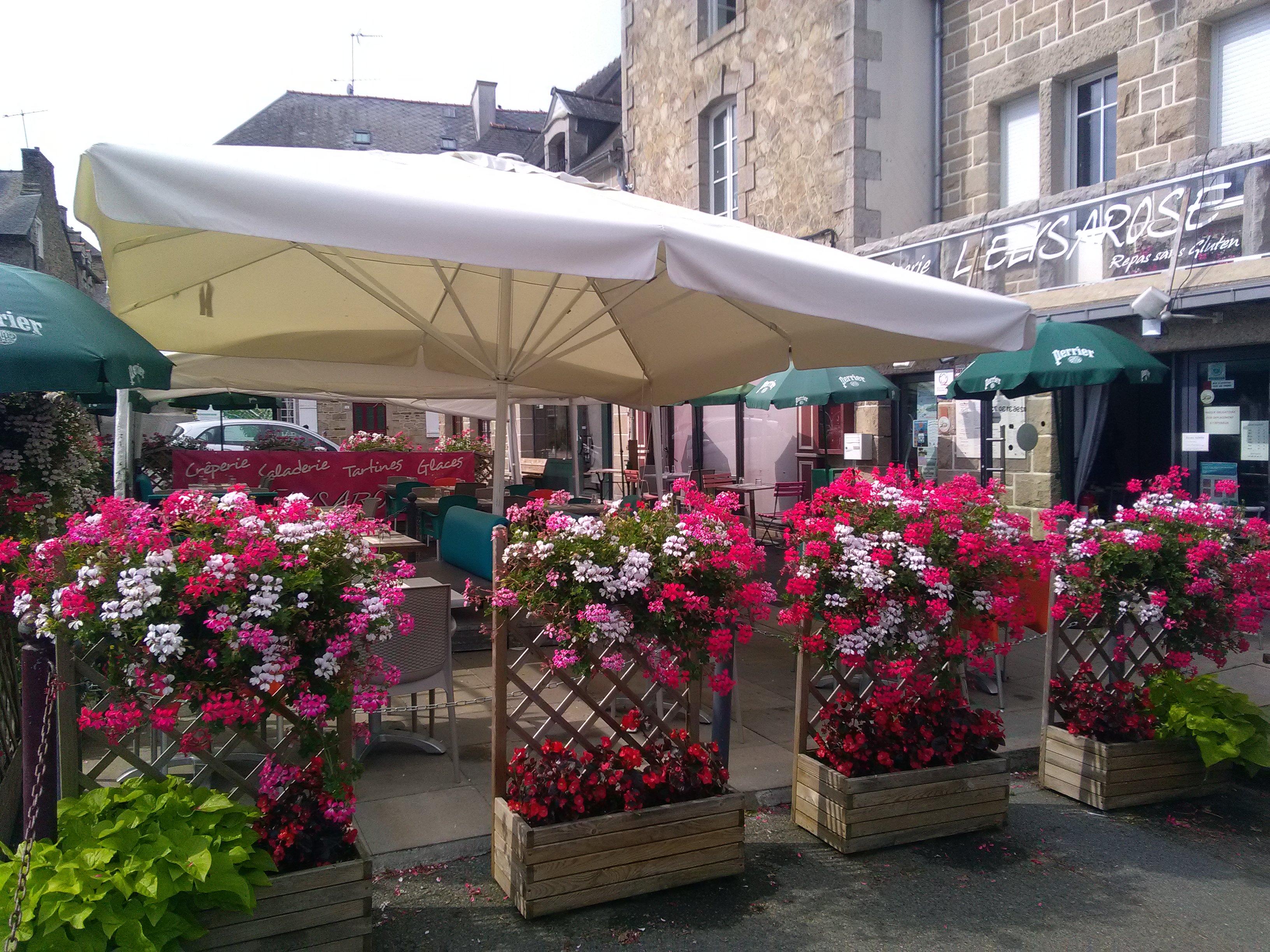Vend fond de commerce Crêperie, Saladerie, Glaces dans village étape, en plein centre de la place de la cité de caractère en Bretagne à JUGON LES LACS, cette affaire fonctionne en couple d'octobre à mars, et renforcée en saisonniers d'avril à septembre. Deux salles de 20 et 30 places en intérieur avec une terrasse de 60 places. Possibilité de logement sur place T4 .