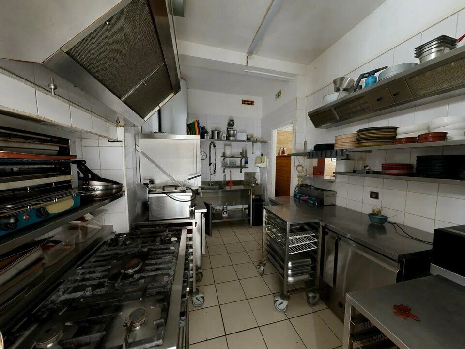 Fonds de commerce de restauration d’environ 70 m² à céder au Havre, à deux pas des Halles Centrales. L’établissement peut accueillir près de 40 couverts et dispose d’une cuisine professionnelle entièrement équipée d’environ 10 m² avec extraction professionnelle. Une cave en sous-sol assure un espace de stockage complémentaire et une terrasse privative complète l’ensemble. L’affaire bénéficie d’une Licence IV et se cède avec une reprise immédiate. Une reprise en location est également possible.

Surface totale : 70 m² (environ 40 couverts) avec cuisine professionnelle d'environ 10 m² et cave en sous-sol pour le stockage. Terrasse privative en complément.

Prix de cession du fonds de commerce : 113 000 €
Loyer annuel (option location) : 16 000 € HT HC
Charges annuelles : 1 800 €
Taxe foncière estimée : 2 000 €
Honoraires agence : 13 % TTC à charge de l'acquéreur

Annonce proposée par Pôle Implantation Commerce, service d'accompagnement des porteurs de projets commerciaux (réf. Ref076297).