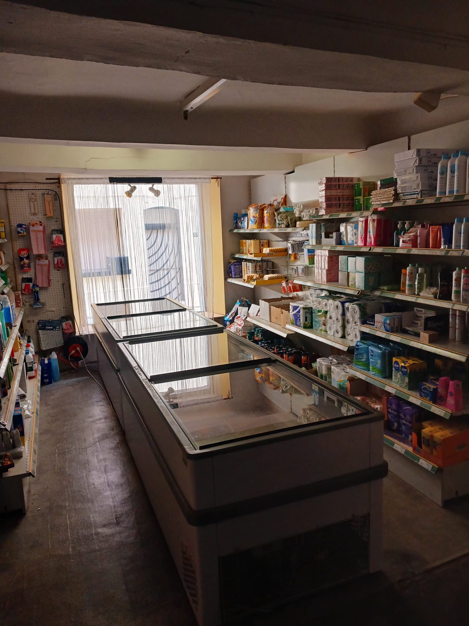 À saisir Fond de commerce 
Clientèle assidues, seul tabac au alentours de 20km, village de 550 habitants avec école primaire et maternelle, collège, maison de la santé, pharmacie…

Magasin d’une cinquantaine d’années.

Presse, alimentation, tabac, fdj. 

Fond de commerce idéal pour un couple ou petite famille. 
Possibilité logement de fonction compris dans la location des murs.