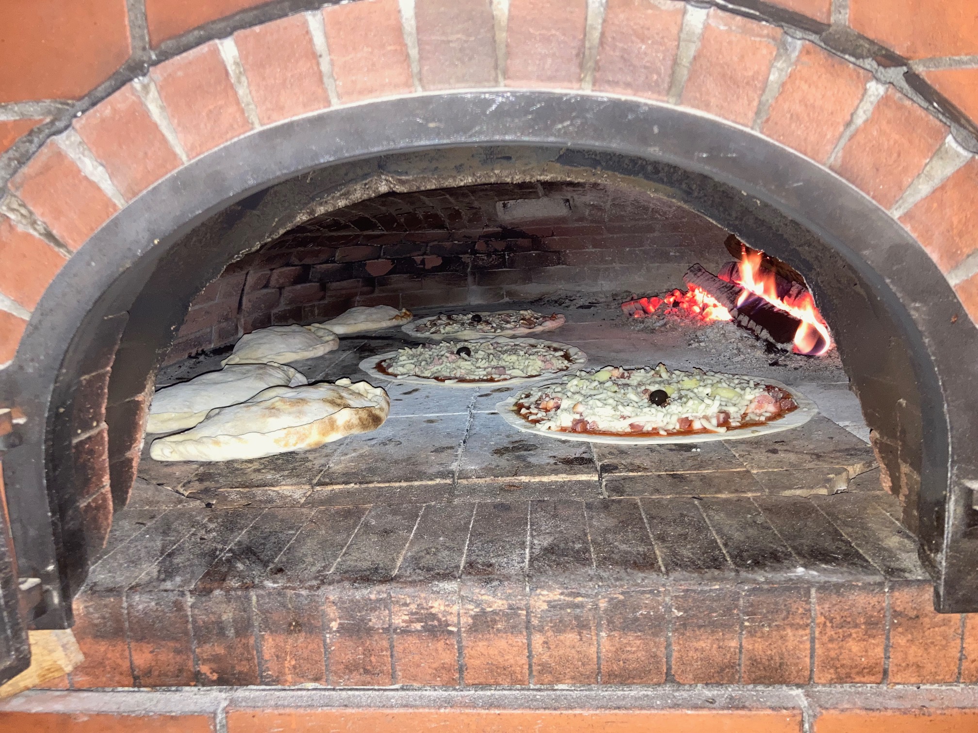 A céder cause départ en retraite PIZZERIA SUR PLACE ET A EMPORTER
Existant depuis plus de 30 ans, avec fort potentiel de développement sur une commune landaise au cœur de la Chalosse (4800 habitants).
L’outil de travail est très bien entretenu : four à pizza au feu de bois neuf, électricité refaite, local aux normes PMR permettant d’accueillir une clientèle variée.
Idéalement implantée à l’entrée du centre-ville, avec parking attenant, cette affaire familiale devrait séduire un couple ambitieux et travailleur.
Les deux salles respectivement de 35 et 25 couverts pourront être exploitées en vue d’un développement du chiffre d'affaires. 
La surface totale du local est de 220m² (2 salles, cuisine, chambre froide, patio, buanderie, réserve, abri pour le bois, espace de rangement).
CA 2024 : 149 000€
Effectif 2024 : 2 personnes

MONTANTS A NEGOCIER
Loyer : 800€/mois 
Prix de vente du fonds de commerce : 75.000€
Possibilité d'achat des murs (rdc + 1 étage)