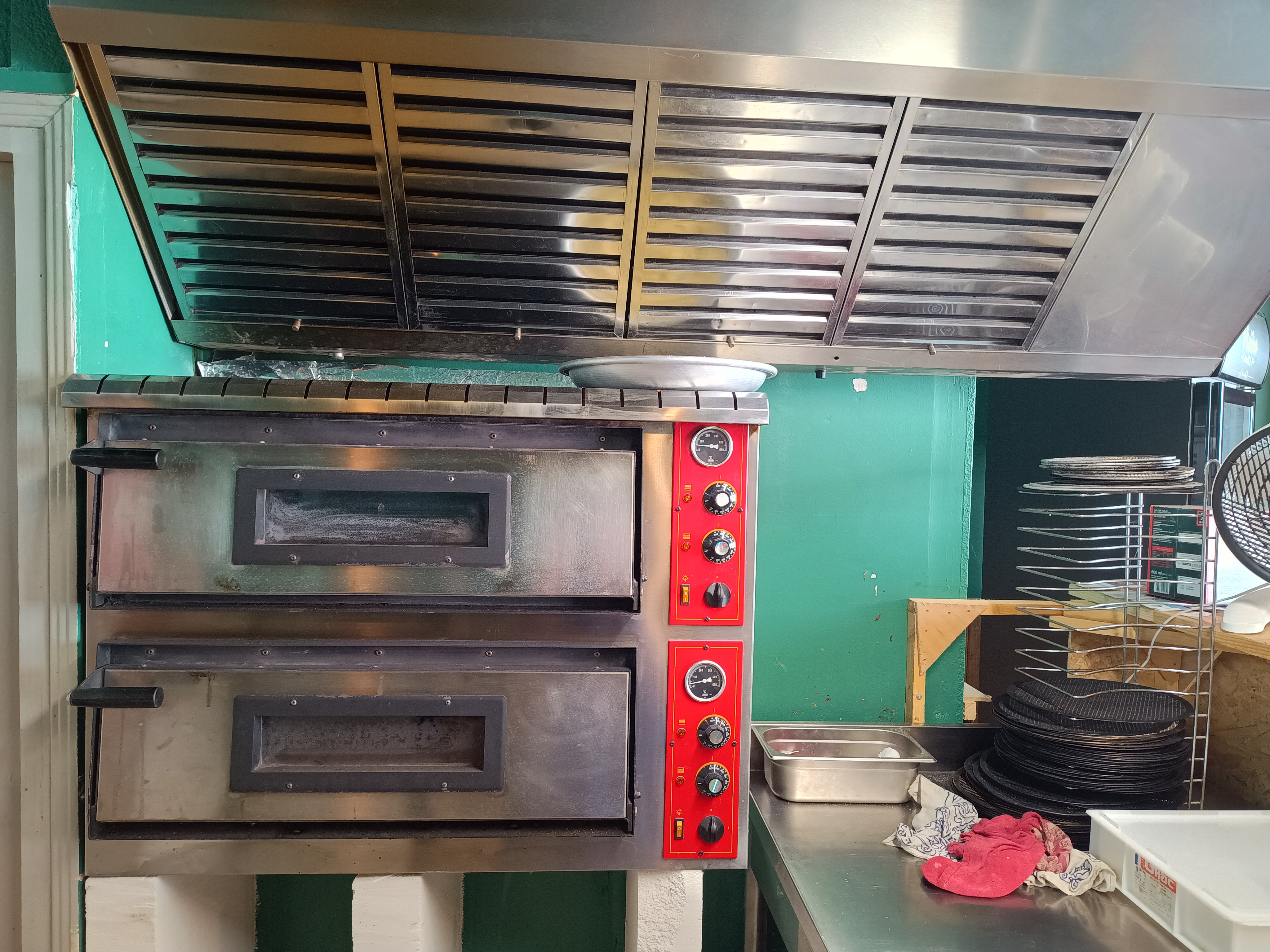 Une belle opportunité clé en main avec fort potentiel de développement

Située en plein cœur de Boussac, à deux pas d'un parking, cette pizzeria récemment créée dispose déjà d'une clientèle fidèle et d'un potentiel de croissance important.

Chiffres d'affaires en forte progression

2024 : 47 000 € de CA sur 9 mois d'activité (malgré un problème de santé du dirigeant dès l'ouverture)

2025 : 100 000 € de CA

Cette évolution témoigne de l'attractivité de l'établissement et de la qualité de sa clientèle.

Un établissement fonctionnel et évolutifLes locaux comprennent :

✅ Une salle de restauration de 23 couverts entièrement aménagée

✅ Une seconde salle pouvant accueillir 17 personnes (groupes, événements privés, réunions…)

✅ Une grande salle de 100 m² offrant de nombreuses possibilités d'aménagement et de développement d'activité

✅ Possibilité d'aménager une terrasse à l'arrière du bâtiment (sous réserve d'accord avec le propriétaire)

✅ Accès PMR / personnes à mobilité réduite

✅ Equipements quasi neuf, Travaux récents, Electricité remise aux normes en 2024

 

Une clientèle déjà constituée

Plus de 600 clients fidèles recensés

Excellente réputation locale

Activité bénéficiant d'un afflux touristique important de juin à septembre

Conditions locatives attractives

Loyer : 650 € HT/mois

Charges : 30 €/mois

Accompagnement du repreneur

Le dirigeant actuel est prêt à accompagner le repreneur lors de la prise en main de l'établissement afin de faciliter la continuité de l'activité et la fidélisation de la clientèle.

Motif de la vente

Suite à un problème de santé survenu peu après le lancement de l'activité, le gérant est contraint de cesser son exploitation. Cette cession n'est donc pas liée à la rentabilité ou au potentiel de l'entreprise.

Prix de vente du fonds de commerce? 35 000 €

Une opportunité rare pour un professionnel de la restauration ou un porteur de projet souhaitant reprendre une activité rentable, disposant encore de nombreuses perspectives de développement (terrasse, exploitation de la salle de 100 m², élargissement de la carte, accroissement de l'activité touristique...).

Dossier complet et informations complémentaires sur demande.

Les plus :

Accompagnement assuré par le cédant.

Affaire située en Zone FRR (France Ruralités Revitalisation) ouvrant à des exonérations fiscales et sociales.

Une commune très engagée pour l'accueil des nouveaux arrivants