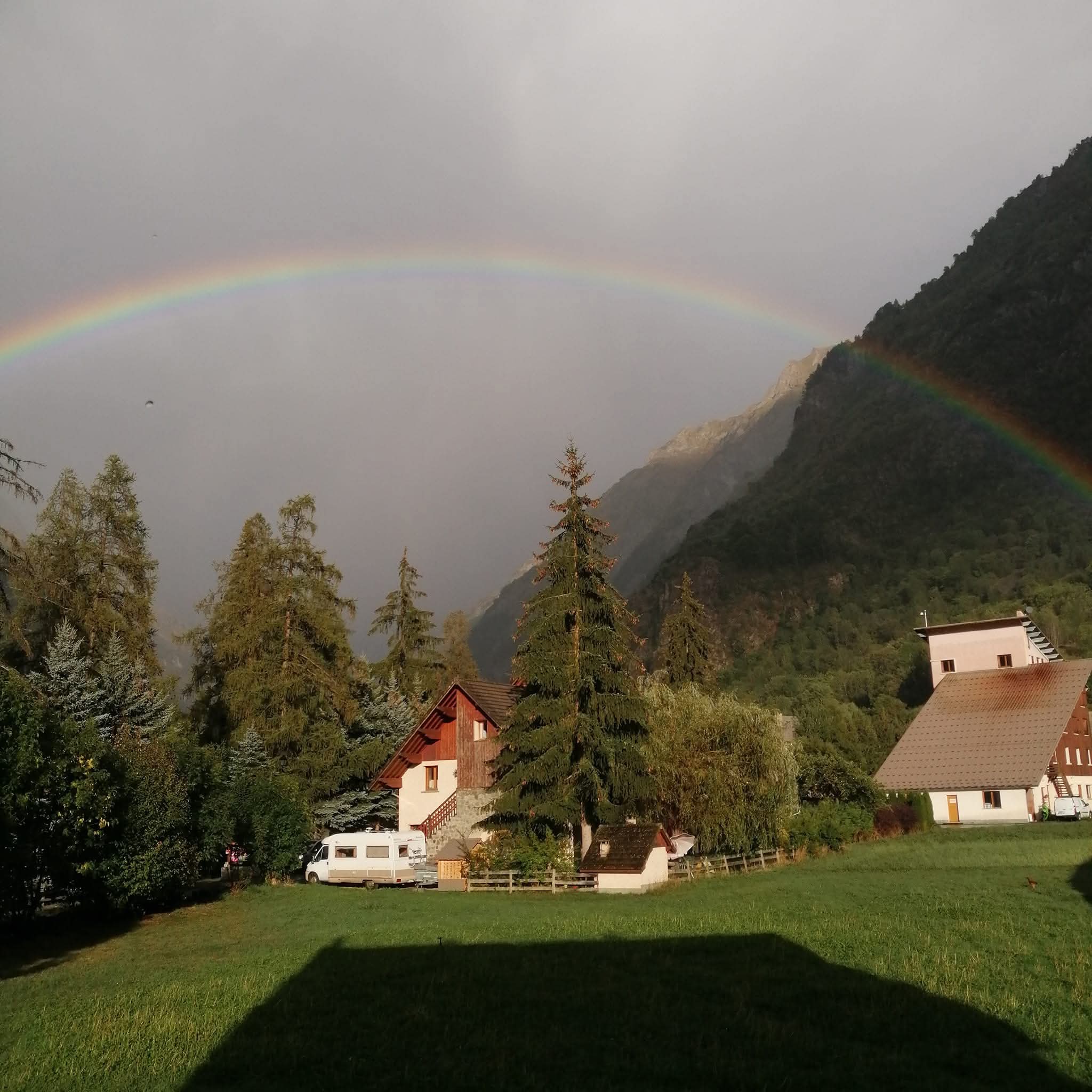 🏔️ À VENDRE – Fonds de commerce + activité touristique en zone de montagne
Situé au cœur d’un village de montagne dynamique, ce commerce polyvalent offre une opportunité idéale pour un projet de vie alliant activité commerciale et accueil touristique.
🛒 Activité commerciale
Épicerie de village avec :
Alimentation générale
Dépôt de pain
Fruits et légumes
Produits locaux et souvenirs
Produits lyophilisés (randonnée)
Surface de vente avec réserve, chambre froide et espace cuisine.
🏡 Hébergement touristique
À l’étage :
4 chambres d’hôtes (capacité totale : 10 personnes), chacune avec salle de bain et WC
Cuisine commune et salon
Au 2ᵉ étage :
1 gîte rural comprenant : cuisine, chambre, salle de bain, WC et mezzanine
⚙️ Équipements inclus
Caisse tactile, congélateurs, banques froides, présentoirs, étagères, trancheuse, balance, etc.
📍 Les + du bien
Clientèle locale fidèle + forte fréquentation touristique estivale (passage du GR)
Activité ouverte à l’année
Aucun salarié à reprendre
Cadre de vie exceptionnel (randonnée, ski de fond…)
💰 Conditions
Fonds de commerce + matériel : 60 000 €
Stock en sus (à définir)
Bail commercial en cours (signé en avril 2024)
Loyer : 600 €/mois