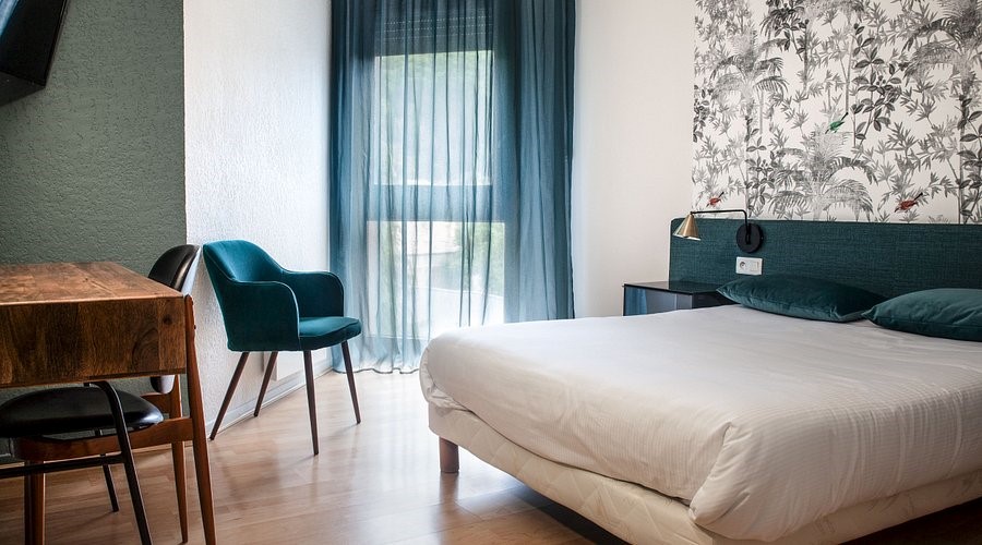Suite au départ à la retraite du gérant, cet hôtel***– restaurant est à vendre. Après avoir été dirigé par la même famille pendant 4 générations, l’hôtel 3 étoiles et le restaurant attenant sont mis en vente. 
Il s’agit d’un établissement saisonnier, situé dans le principal bourg du sud de la Lozère. À proximité immédiate du centre-ville, son emplacement est idéal. 
Les clients sont : des retraités, des familles, des randonneurs, des vététistes, des motards et des clubs de voitures, des groupes. La capacité d’accueil est de 120 personnes pour l’hôtel (54 chambres) et d’une centaine de couverts pour le restaurant. L’établissement dispose d’une licence IV. Il est équipé d’une grande cuisine professionnelle, fonctionnelle et entièrement équipée.
L’hôtel***– restaurant se situe sur un terrain de 8 000 m², comprenant une piscine, des places de stationnement, un garage à vélo fermé…
Enfin, cet établissement comprend un logement de 140 m² au troisième étage.
L’activité est actuellement saisonnière, avec une ouverture d’avril à octobre. Il n’y a aucun salarié à reprendre, l’équipe de saisonniers est fidèle.
Selon les besoins du repreneur, il peut être accompagné lors du démarrage de l’activité.
(ref : L0492)