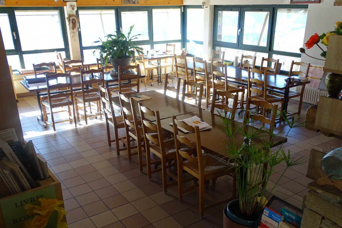 Cause retraite, vends auberge de moyenne montagne, exploitée depuis 04/2016, entièrement équipée, située au centre d'un village haut-savoyard de 236 hab., sur route touristique. Les murs et le gros matériel appartiennent à la mairie. Loyer faible (400?).
Salle panoramique de 35 couverts + grande terrasse 100m².
Bar de 8m50 refait en 2020.
3 chambres d'hôtes (capacité totale 10 personnes)
PV 50000? - CA moyen 100 000? - Résultat moyen 17000?
Idéal pour couple ayant amour du métier et esprit village.