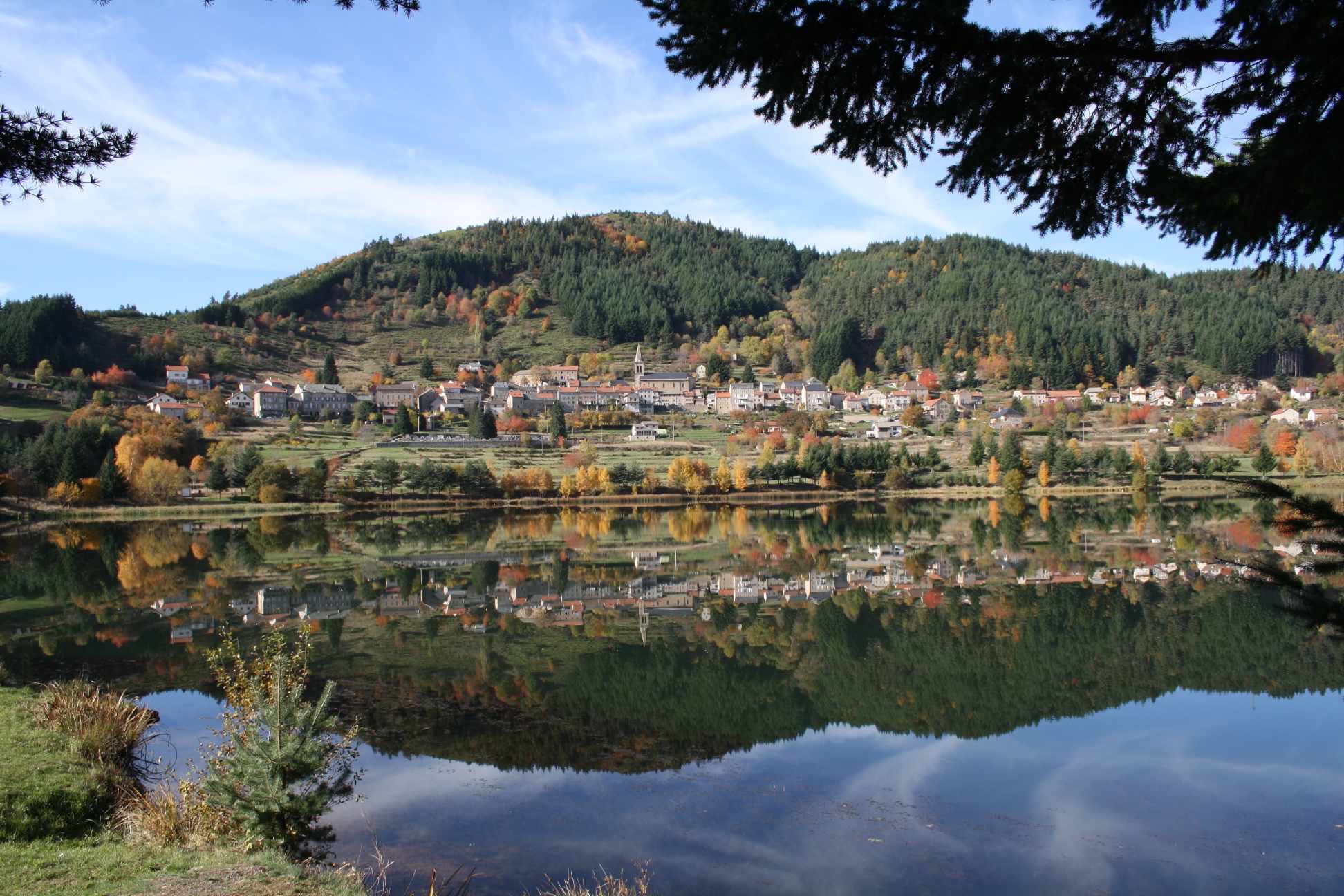 • Située dans le nord ardèche idéal pour couple 
• Chiffre d’affaire en constante évolution ( forte évolution en 2023 + 13% / projection entre 10 et 15% 2024)
• Tarif bleu électricité ( prix encore très correct)
Zone très touristique ( lac, Mont gerbier de jonc, Mon Mézenc ) qui marche énormément l’été mais de mieux en mieux hors saison les conditions météo étant bien meilleures qu’auparavant ainsi que des restaurants qui permettent de marcher suffisamment 
Matériel en bonne partie neuf ou très récent ( 5 ans ou moins )
Four qui a 10 ans très bien entretenu la hôte vient d’être changée
Véhicule pour les livraisons
Pas de concurrence à moins de 15km à la ronde
Appartement au dessus ( salon, cuisine, salle de bain, 3 chambres et grenier )
Loyer très faible (330€)
Chiffre d’affaire 2023 122000€