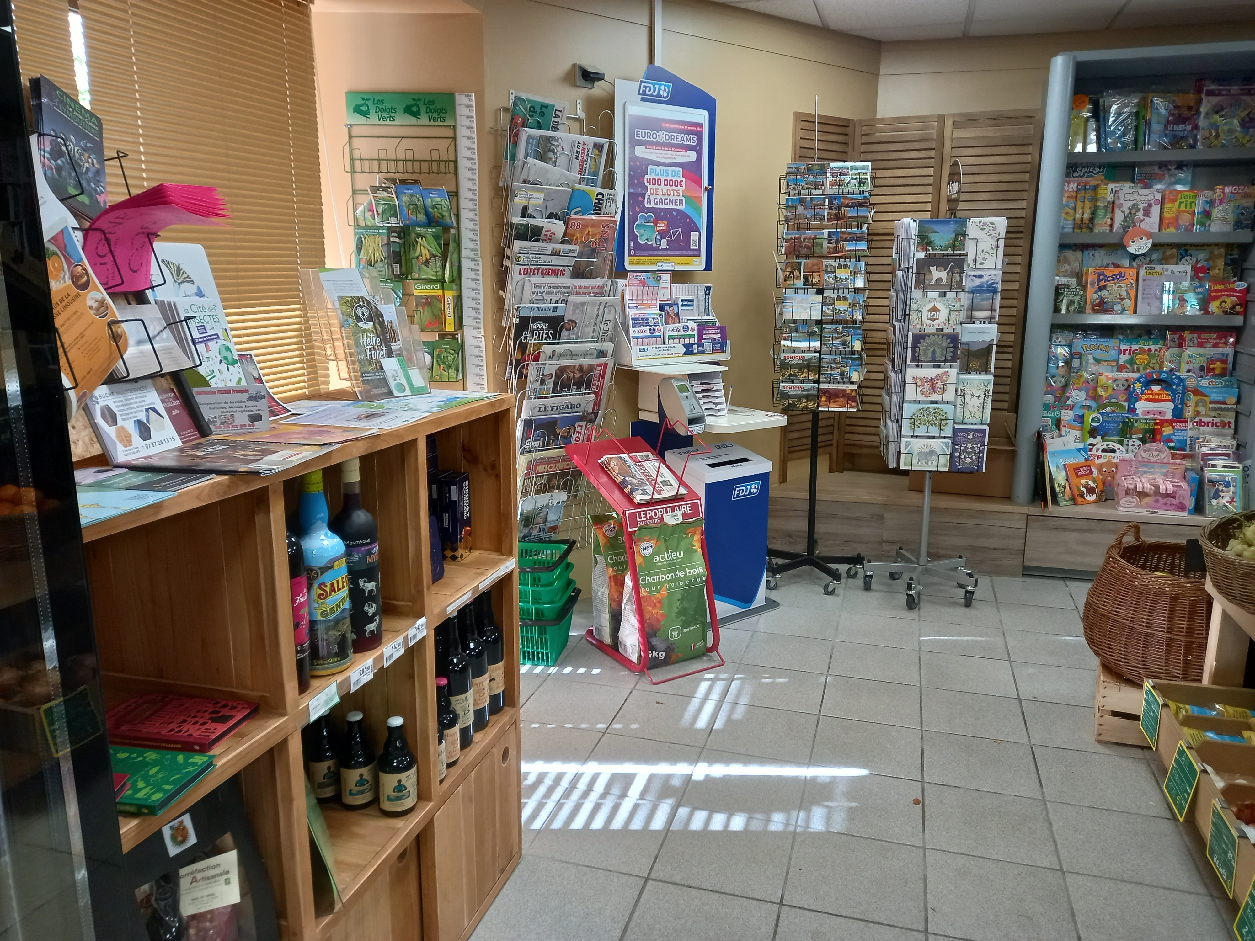 Cette épicerie de proximité, située à Nedde, sur le Plateau de Millevaches au carrefour des trois départements de l’ex-Limousin est à reprendre. Implantée sur la commune depuis de nombreuses années, elle est une composante essentielle de la vie locale et bénéficie d’une excellente réputation. Son emplacement stratégique, en cœur de bourg, à proximité de l’école, des services, d’un village vacances et d’un camping contribue à son dynamisme. 
L’établissement dispose d’une clientèle fidèle : habitants, collectivités locales, associations, ainsi que d’un flux important de touristes attirés par les richesses du territoire, ses sentiers de randonnées et ses sites emblématiques comme le Lac de Vassivière, à une dizaine de kilomètres. 
La gérante actuelle a su développer une large gamme de produits d’alimentation générale de qualité incluant des produits frais (viande, fruits et légumes), des produits locaux et d’épicerie fine. Pour répondre aux besoins de sa clientèle, l’épicerie propose également des services complémentaires : presse, dépôt de gaz, française des jeux, livraison à domicile.
Le rez-de-chaussée à usage commercial, rénové récemment avec goût, est parfaitement fonctionnel. Il dispose de tous les équipements nécessaires (vitrines réfrigérées positives et négatives, vitrine de service, chambre froide, caisse enregistreuse, rayonnages, rôtisserie, trancheuse, etc.) dont la majorité a été renouvelé ces dernières années. 
Cet établissement est idéal pour une personne, ou un couple, souhaitant s’investir dans une activité commerciale en milieu rural tout en bénéficiant d’un cadre de vie de qualité. Les repreneurs pourront bénéficier d’un accompagnement pour faciliter leur installation de la part de la gérante actuelle ainsi que d’un réseau de partenaires de l’accompagnement. 
Prix de fonds de commerce : 60 000 € (hors stock). 
Possibilité de rachat du bâtiment qui comprend, en plus de la partie commerciale, un espace d’habitation situé à l’étage et disposant d’une entrée indépendante. 
Pour plus d'informations ou pour organiser une visite, contactez-nous.