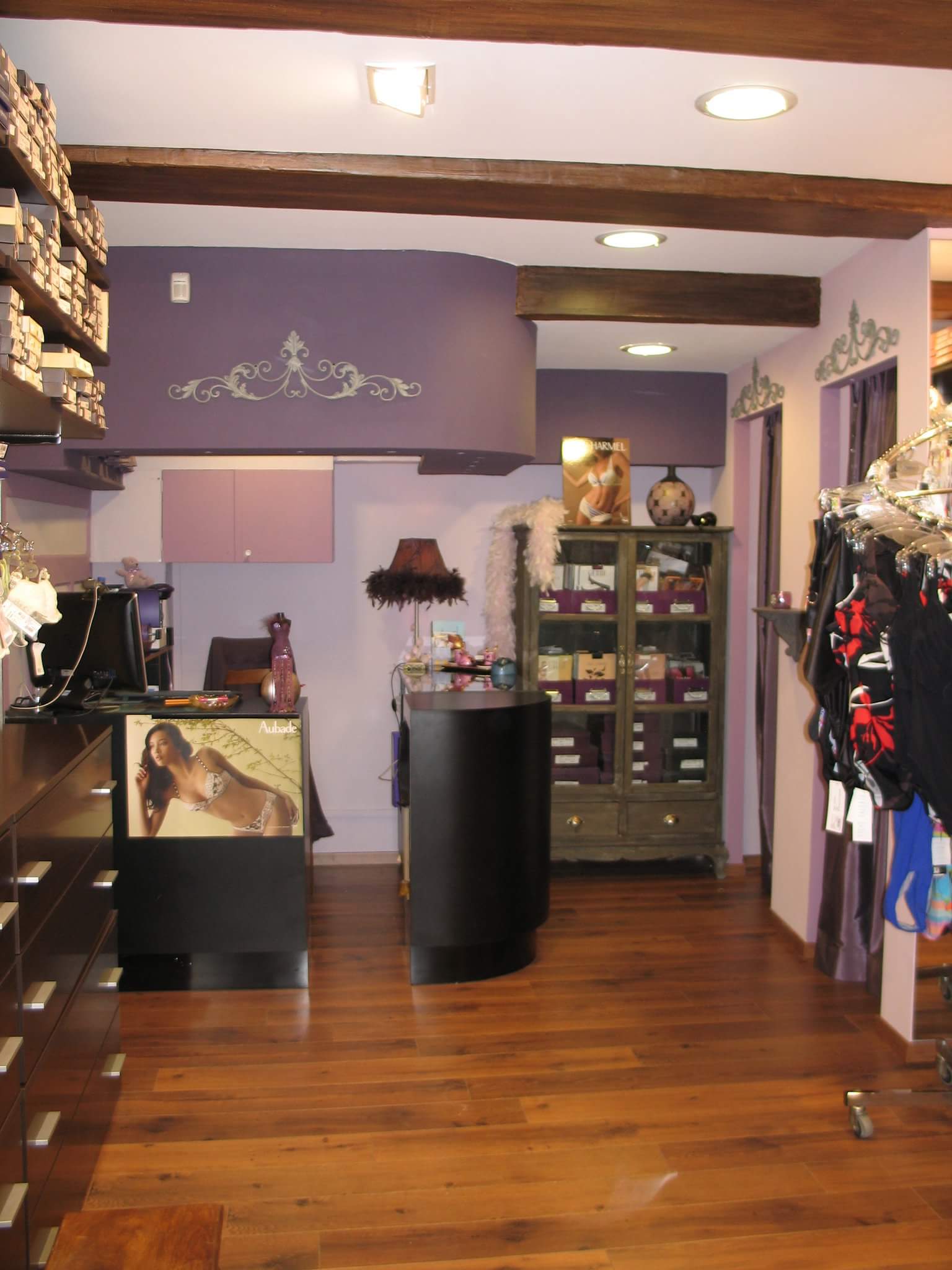 A Vendre Boutique de lingerie fine, bail tous commerces créée en 1980 repris en 2009 pour raisons de santé.
idéalement située à Fréjus. Commerce réputé, bénéficiant d'une clientèle fidèle, 
marques prestigieuses connues, emplacement stratégique,  fichier clientèle existant et logiciel de caisse opérationnel
Local fonctionnel, bien agencé sans travaux à prévoir. Activité clé en main, parfaite pour une reprise immédiate.
renseignements et visites sur demandes.
négociations possible dans la limite du résonnable
curieux s'abstenir