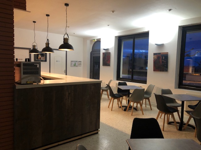 À VENDRE – Bar Restaurant entre Toulouse et Montauban avec Vue Panoramique sur la Garonne – 30 000 €

📍 Cadre exceptionnel, emplacement unique

À vendre pour raison de santé, bar-restaurant avec beaucoup de charme, surplombant la Garonne, offrant une vue imprenable sur la vallée. Cadre paisible, fréquentation régulière, clientèle locale et touristique.

🍴 Établissement prêt à travailler immédiatement :
	•	Cuisine professionnelle équipée
	•	Salle lumineuse avec grande baie vitrée
	•	Terrasse extérieure très appréciée
	•	Licence IV et autorisations à jour
	•	Matériel en excellent état, aucun gros investissement à prévoir

🏛️ Murs communaux (mairie) : bail en place avec un loyer très abordable, parfait pour une reprise sereine.

👉 Avec de belles possibilités de développement (animations, groupe, privatisations, événements…).

💶 Prix du matériel & stock : 30 000 €

📞 Photos et visites sur RDV.