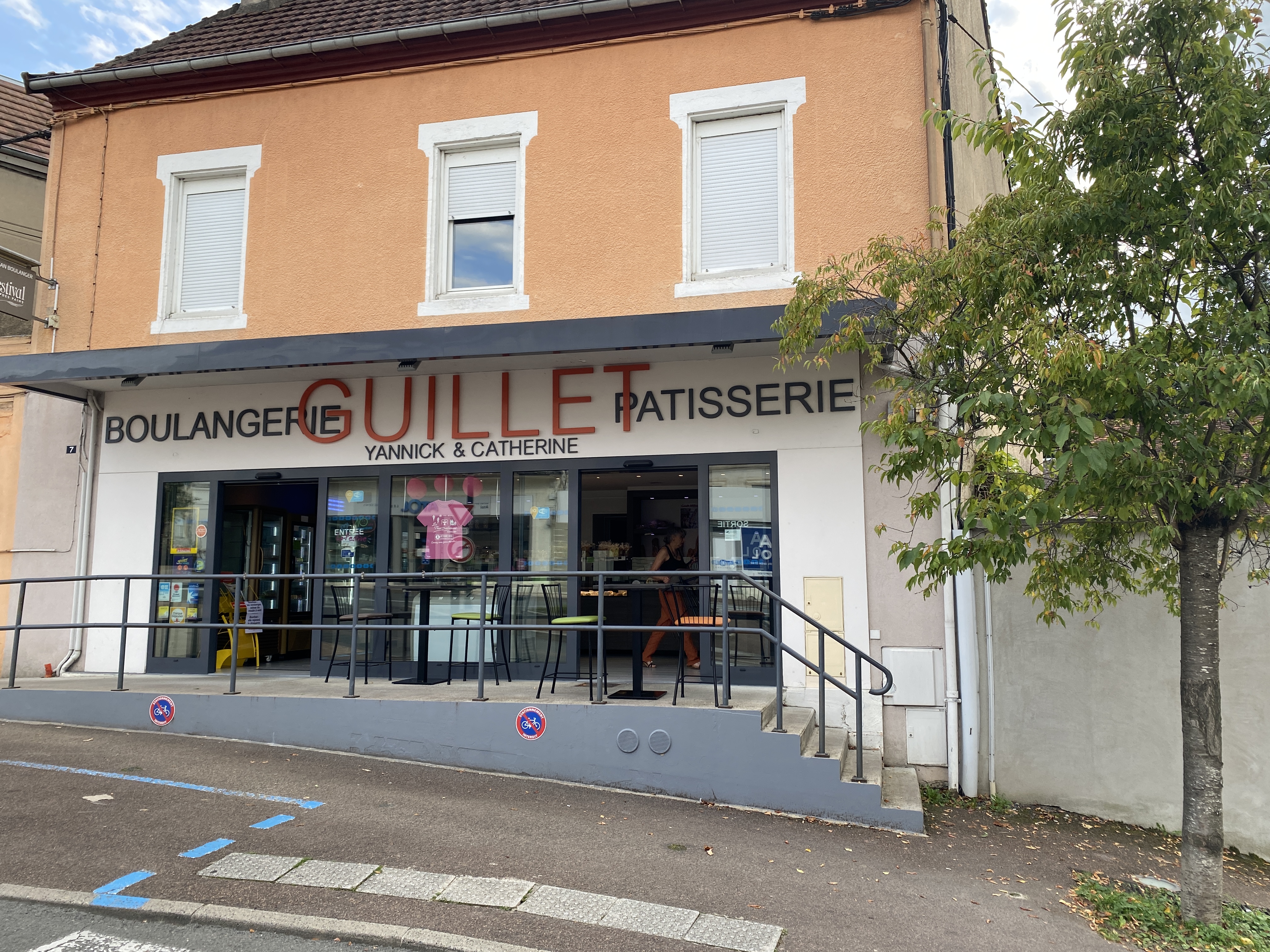Boulangerie pâtisserie traiteur 
Salon de thé 
Ville thermale cyclotouristique à 15 minutes de l’ À 79 
Écoles primaires et collège
Boutique et laboratoires ont été refait en 2014 
Chiffre d’affaires stable 
5 semaines de congés
toute proposition sera étudiée