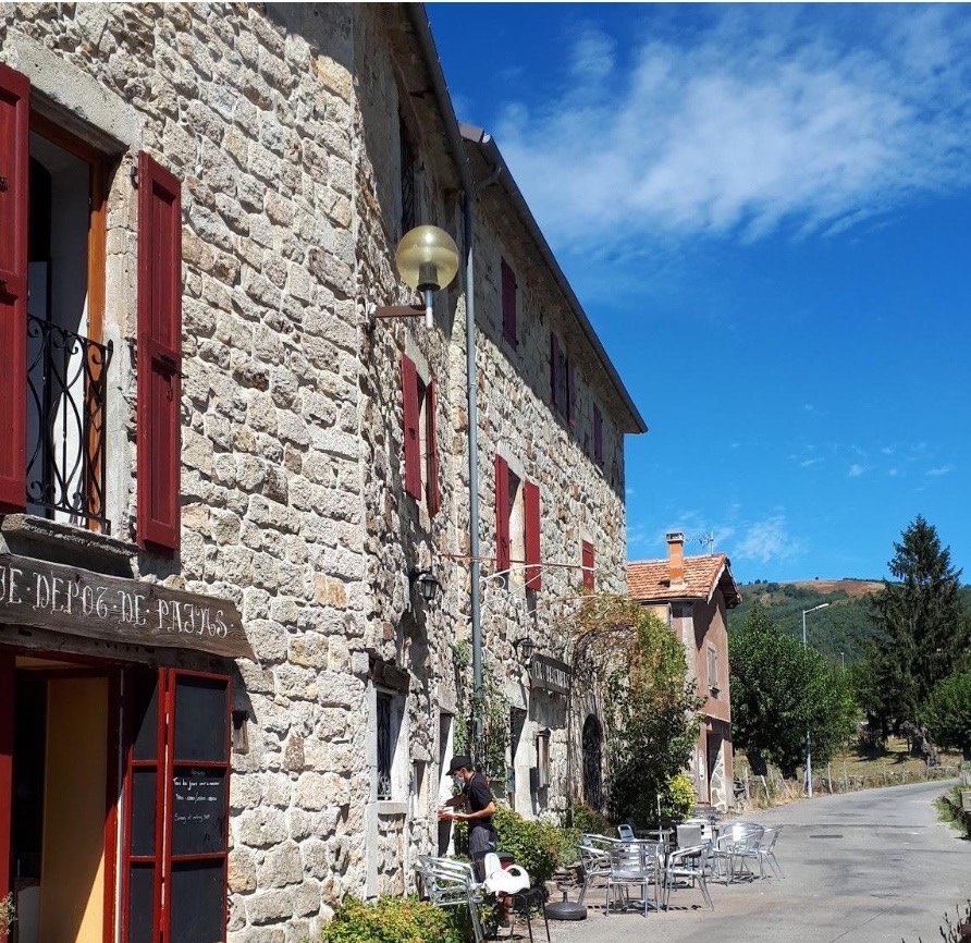 La Commune d'Aujac (30450), village touristique des Cévennes, en limite de la Lozère et de l'Ardèche,  propose un fonds de commerce à louer : 
- Bar,
- Restaurant : salle de 25 couverts + terrasse de 40 places, cuisine et salle à équiper,
- 4 chambres d'hôtes,
- épicerie
- logement de fonction d'une surface de 60 m² avec 3 chambres.
Un bail 3/6/9 est à signer, le loyer est de 900 € /mois. 

École du village à proximité du restaurant. 

Contacter la Mairie au 04.66.61.15.51 ou mairie@aujac.fr