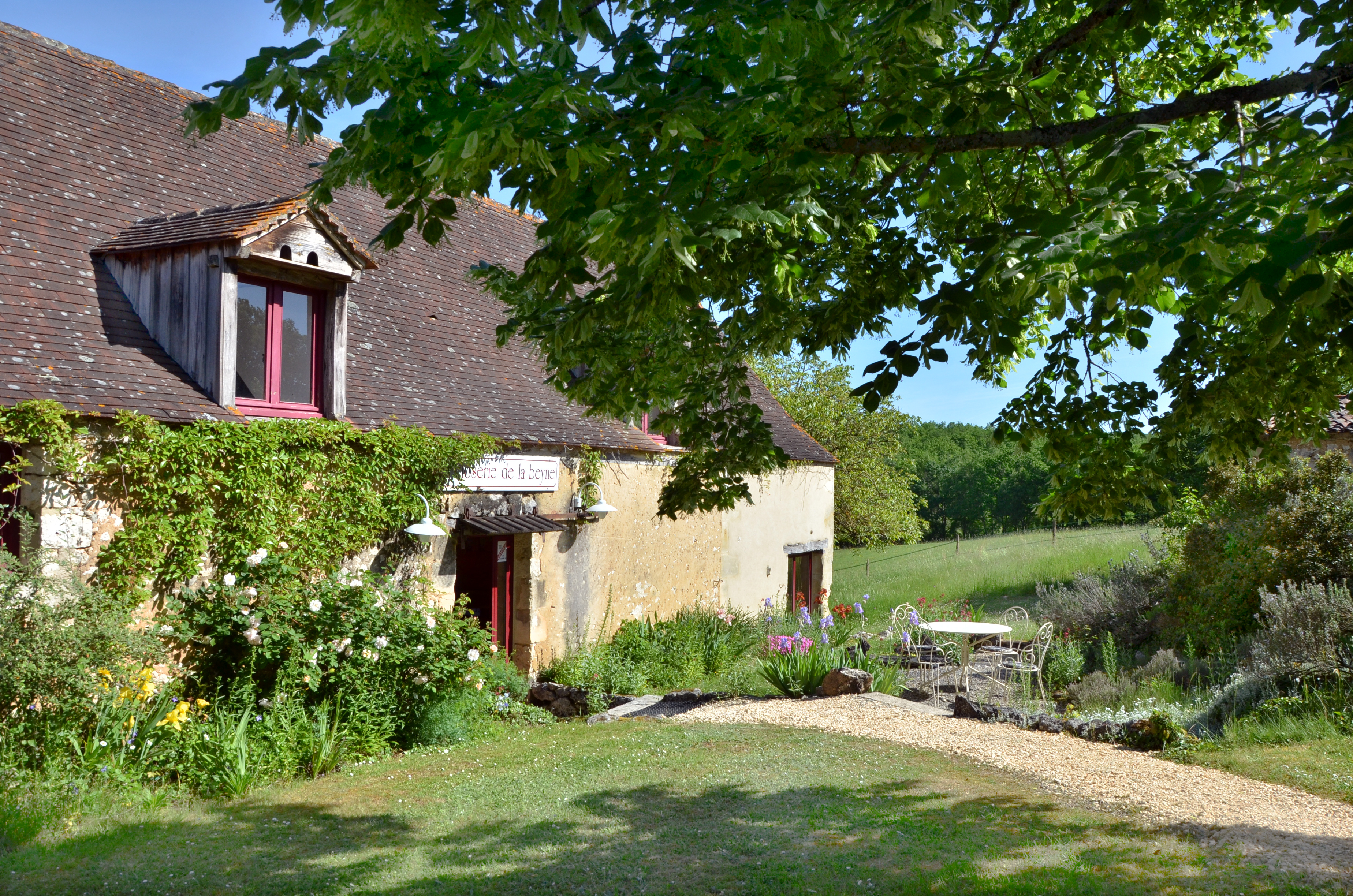 Possibilité de louer un restaurant pour la saison, ou à plus long terme, d'ouvrir un pop-up ou de vous installer ! 
Le restaurant peut accueillir 20 personnes à l'intérieur et 20 sur la terrasse, avec une vue magnifique sur la vallée. Entièrement meublé et équipé. 
Il existe une clientèle locale enthousiaste et des gîtes sur place avec des clients prêts à réserver des repas réguliers d'avril à octobre.
Hébergement à l'étage.