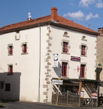 Belle opportunité de gérance au coeur du Parc Naturel Régional Livradois-Forez en Auvergne : auberge située au coeur du village d’Isserteaux à proximité immédiate de l’école et de la mairie, les locaux bénéficient d’un passage régulier et d’un lien direct avec la vie locale où les relations humaines occupent une place essentielle. Des travaux d’embellissement de la traverse du bourg sont prévus dès ce printemps et s’achèveront fin août 2026, renforçant l’attractivité et la visibilité de l’auberge.

Au sein de la communauté de communes Billom communauté et au coeur du Parc Naturel Régional Livradois-Forez, la commune d’Isserteaux séduit par son cadre de vie paisible et verdoyant, typique du Livradois-Forez. Ce village à taille humaine (400 habitants) bénéficie d’un cadre naturel de qualité, propice aux activités de plein air et à une vie quotidienne au calme, tout en restant à proximité des pôles urbains du territoire.

Isserteaux s’appuie sur une vie locale conviviale, portée par un tissu associatif très actif (activités artisanales, sportives et culturelles, marché de pays…) et une population attachée à son territoire. Entre nature, simplicité et qualité de vie, Isserteaux offre un environnement favorable pour s’installer et développer une activité au plus près des habitants.

Située au cœur du bourg d’Isserteaux, à proximité immédiate de l’école et de la mairie, cette auberge bénéficie d’un emplacement central, au plus près de la vie locale et d’un passage régulier. Des travaux d’embellissement du centre-bourg viendront prochainement renforcer son attractivité et sa visibilité.

L’établissement se compose de locaux complets et fonctionnels, adaptés à une activité de restauration, de bar et d’une espace multi-services. Il comprend :
- Un espace bar convivial, véritable lieu de rencontre
- Une cuisine équipée (four mixte, piano 4 feux, plancha, friteuse, réfrigération…)
- Une salle de restauration avec mezzanine d’environ 40 couverts
- Une terrasse pour la saison estivale
- Un accès possible à la salle des fêtes pour des événements
- Des services complémentaires (dépôt de pain, journaux, gaz, timbres)

Un logement attenant de type F4 d’environ 70 m² complète l’ensemble, permettant de concilier vie professionnelle et personnelle.

L’activité actuelle génère un chiffre d’affaires d’environ 110 000 €, majoritairement en restauration (85 %) avec un potentiel de développement en élargissant les horaires et les jours d’ouverture.
Le loyer global (commerce + logement) est fixé à 600 € TTC par mois, offrant une opportunité accessible pour un projet de reprise.
Ce lieu, au cœur de la vie communale, dispose d’une clientèle locale fidèle et constitue un véritable point de rencontre pour les habitants, avec un fort potentiel pour développer une activité conviviale et ancrée dans le territoire.

Le projet est idéal pour un professionnel souhaitant :
- S’installer au cœur d’un village dynamique et convivial
- Développer une activité de restauration/bar avec services de proximité
- Allier cadre de vie agréable et projet professionnel grâce au logement attenant
- Une belle opportunité pour entreprendre en Livradois-Forez et faire vivre un lieu central du territoire.

Pour déposer votre candidature (CV – lettre de motivation + références et dossierde présentation)
Coordonnées : Mairie d’Isserteaux – 04 73 70 90 64 – mairie.isserteaux@wanadoo.fr
AVANT le 30 avril 2026

En zone de revitalisation rurale (ZFRR), toute reprise de commerce bénéficie d’une exonération fiscale totale durant 5 ans, puis dégressive dans les années suivantes. Il est possible d’être accompagné techniquement et/ou financièrement par le Réseau Initiative, France Active, le Parc Livradois Forez, une coopérative d’activité, la CMA, la CCI ou la BGE. Il existe également une aide destinée aux petites entreprises du commerce, à l’artisanat et aux services avec points de vente, en co-financement entre la Communauté de communes Billom Communauté et la Région Auvergne Rhône-Alpes.