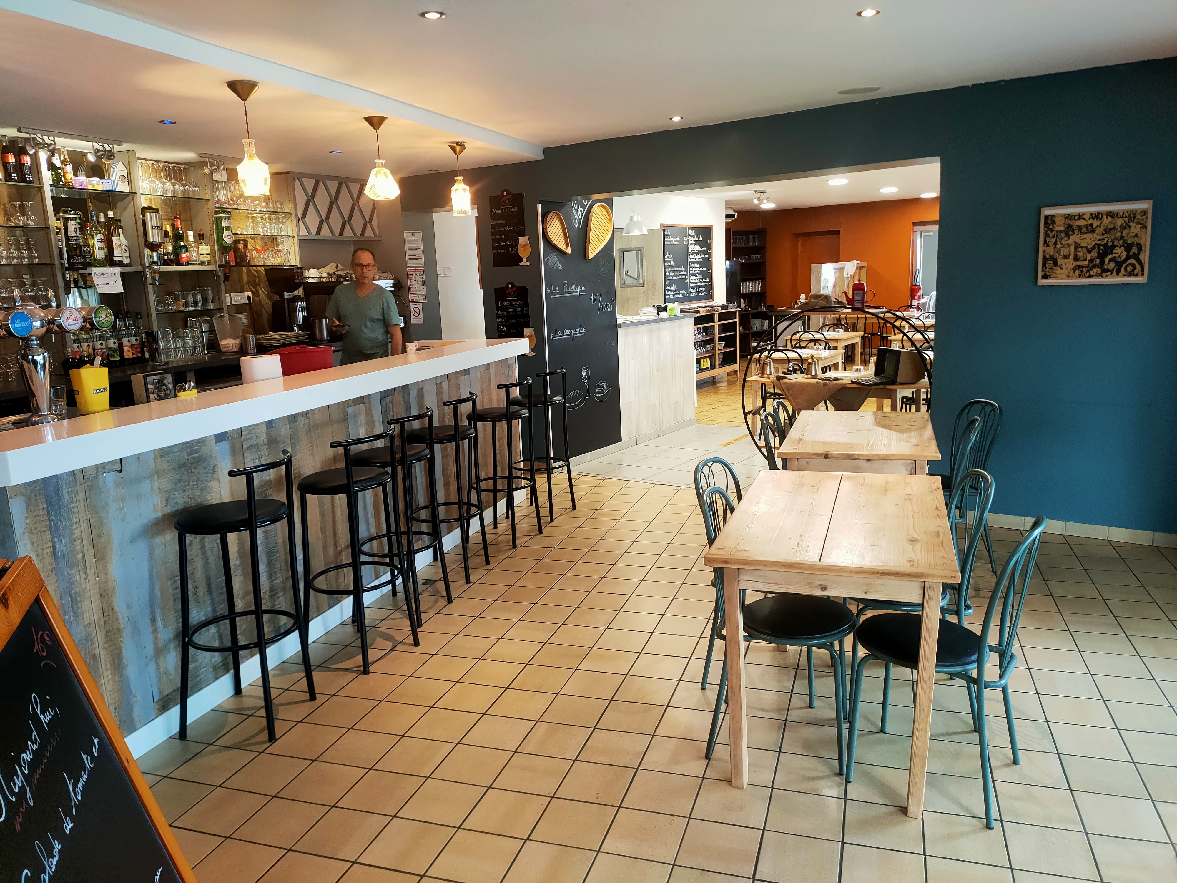 Situé au portes d'Agen, sur place commerçante, bar restaurant licence IV.
- Axe très passant
- Parking
- terrasse 40 couverts mais possibilité de faire plus
- 80 places à l'intérieur mais possibilité d'en rajouter 
- pas de concurrence 
- normes PMR
- possède déjà une clientèle d'habitués 
- zone d'activités industrielles à proximité en pleine expansion 
- sortie d'autoroute proche
-  service uniquement le midi du lundi au vendredi 
- fermetures annuelles : 3 semaines en août et entre Noël et jour de l'an, jours fériés 
- en cuisine : piano 4 feux + plaque coup de feu, Grand grill, friteuse 20 litres, 2 armoires négatives, une double armoire positive, machine sous vide, lave vaisselle, frigo 3 portes sous plan de travail, Éplucheuse à PDT...
- office dessert avec frigo, plan de travail, congélateur à glaces
- buanderie avec lave linge et sèche linge 

Fort potentiel pour développer davantage la clientèle 
Premier contact via messagerie