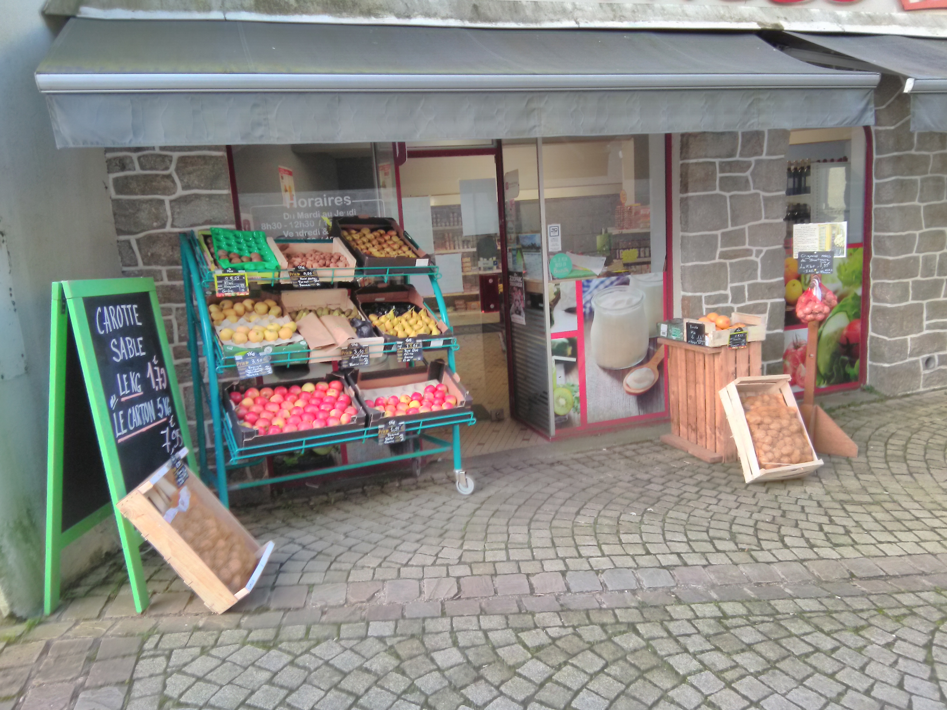 Fonds de commerce à vendre d'une alimentation générale en centre bourg d'une commune touristique (label Village étape) plus de 3000 habitants. Le magasin d'une surface de vente de 100 m2 est en activité depuis 2008. Possibilité d'extension. Loyer 630 € HT.