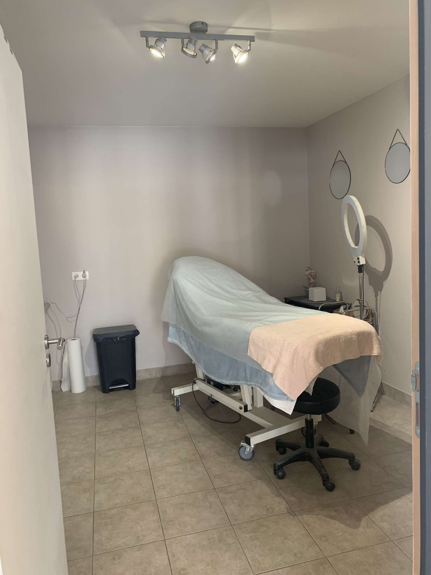 A VENDRE URGENT – Fonds de commerce Salon de Coiffure – Emplacement idéal
Opportunité rare !
Nous vous proposons à la vente un fonds de commerce de salon de coiffure et esthétique, idéalement situé dans une commune de 2 000 habitants, dynamique et très fréquenté. Ce salon bénéficie d’une belle visibilité, d’une clientèle fidèle et régulière, et d’une excellente réputation locale.

Salon lumineux et entièrement équipé
3 postes de coiffage / 2 bacs
Climatisation neuve, mobilier moderne, matériel en bon état
Aucun travaux à prévoir
Menuiserie refaite à neuf
Clientèle mixte, fidélisée depuis plusieurs années (15 ans)
Clientèle aussi à la maison de retraite de moisdon la riviere en plus du salon
Ce fonds de commerce représente une belle opportunité pour un(e) professionnel(le) souhaitant s’installer.
Possibilité d’accompagnement à la reprise.
Possibilité d acheter les murs ou à la location

Suite à des soucis de santé personnels, je me vois malheureusement contrainte de fermer mon salon. Après 15 années d’activité, c’est une décision difficile, mais nécessaire pour me concentrer sur ma santé.
Le fonds de commerce est donc mis en vente à un prix très attractif, en dessous de sa valeur, afin de permettre une reprise rapide.

Ne manquez pas cette occasion de reprendre un salon prêt à travailler dès le premier jour !