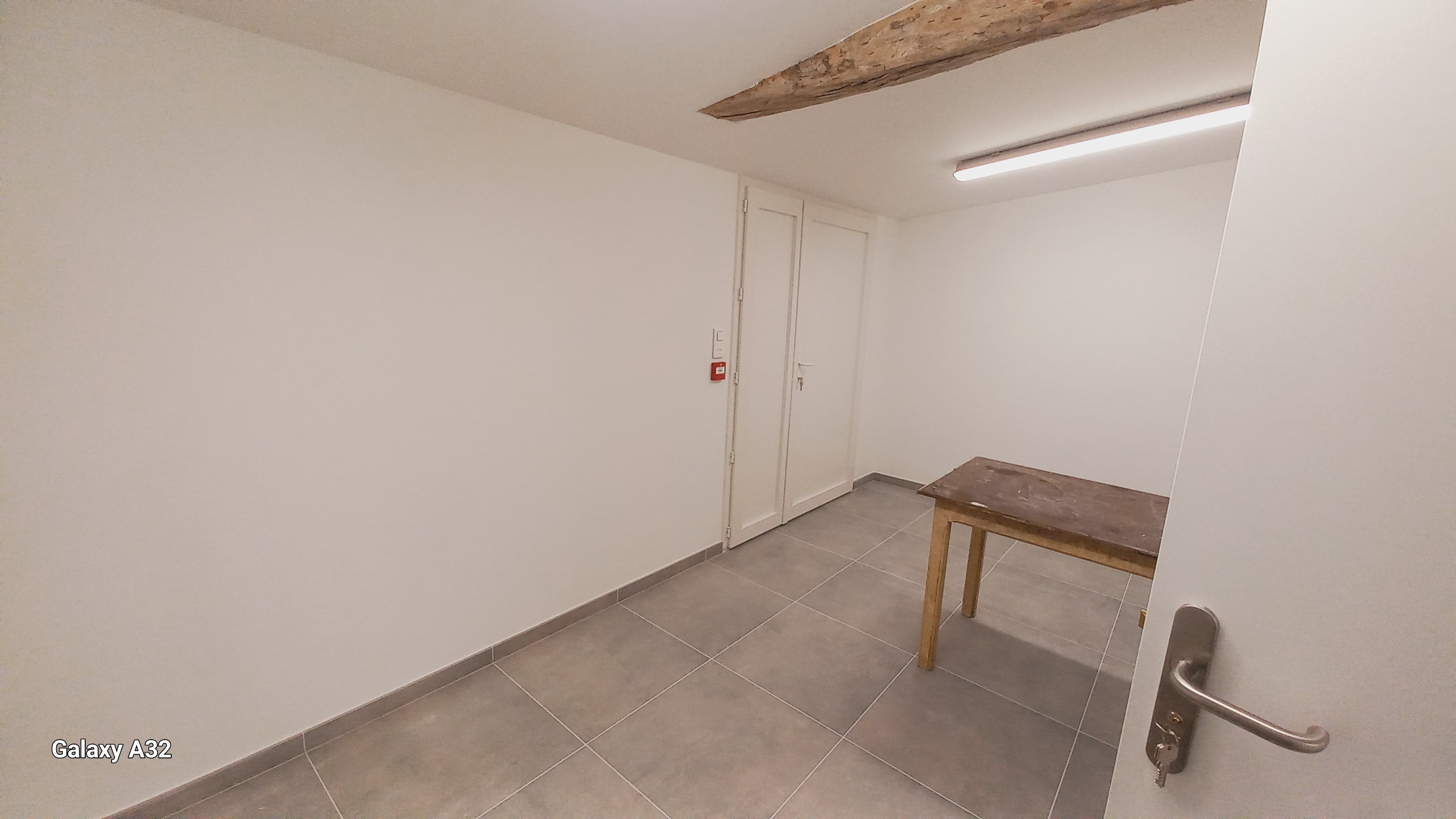Epicerie vide de tout équipement, prête à être aménagée selon les besoins.
Local d'environ 103 m² entièrement rénové, en centre bourg, sur l'axe Bordeaux - Royan (environ 5000 véhicules / jour le week-end).
Parking à proximité.
Objectif : Avoir un exploitant capable de proposer une offre pérenne, attractive et adaptée aux besoins des 500 habitants.
Loyer de 440 € HT. Dans le cadre d'une aide à l'installation, la commune a décidé de réduire celui-ci à 340 € HT, les 6 premiers mois.
Deuxième local à côté pour y implanter un snack-bar.
Date ouverture souhaitée : 1er décembre 2026 au plus tard.
Date limite de dépôt de dossier : 15 octobre 2026
Visite possible sur rendez-vous