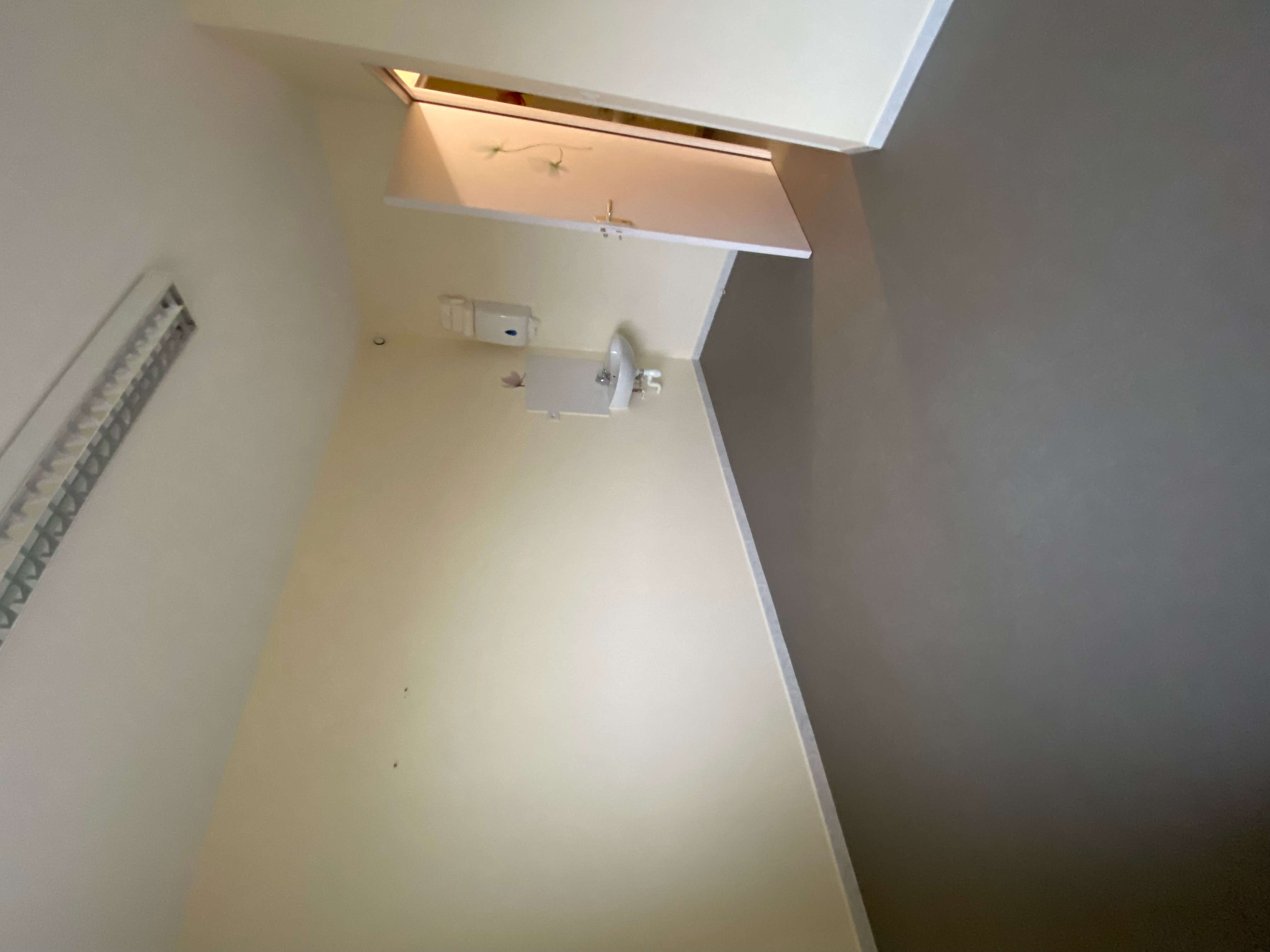 Recherche d’un professionnel de santé pour s’installer en libéral dans un local communal à Avrilly*
Vous souhaitez vous installer dans l’Allier ? Venez vite rejoindre votre espace de travail : 

Local de 17m² comprenant un hall d’accueil, un WC aux normes handicapées, une salle d’examen.
Situé dans les locaux de la mairie avec une grande salle d’attente.
Les locaux sont vides mais la mairie peut envisager d’aider à l’achat de matériel.

Pouvant accueillir un cabinet d’infirmier ou tout autre professionnel de santé (médical ou paramédical).

Montant du loyer : 160€ par mois
Estimation des charges : Eau, électricité, Ménage : 315€ par an.
Aides et accompagnement personnalisé :
Commune classée en Zone de Revitalisation Rurale (aides fiscales) et Zone d’Action Complémentaire (aides à l’installation)




*La commune d’Avrilly se situe dans le département de l’Allier (région Auvergne-Rhône-Alpes) et fait partie de la Communauté de communes Entr’Allier Besbre et Loire. La commune d’Avrilly est à 25 km de Lapalisse (pôle centre d’un bassin de vie et détenant les labels prestigieux de « Village-Etape » et « Plus beaux détours de France », célèbre pour ses fameuses « vérités » ou « lapalissades », son château majestueux, ses spectacles Son et Lumière et son événement biennale « l’Embouteillage années 50-60 » sur la route mythique des vacances) et 45 km de Vichy (Reine des Villes d’eau – Inscrite au patrimoine mondial de l’UNESCO), de Roanne (Loire) et de Moulins (préfecture et Ville dArt et d’Histoire), .
Situé au croisement de trois départements (Nièvre, Saône et Loire, Loire), le territoire Entr’Allier Besbre et Loire est une véritable porte d’entrée à l’Est de l’Allier. La proximité de l’A79 et de la RN7, entraîne un fort passage sur la départementale 992 reliant ces 2 axes (3400 véhicules jours sur cette route) et un regain d’activité sur le territoire.