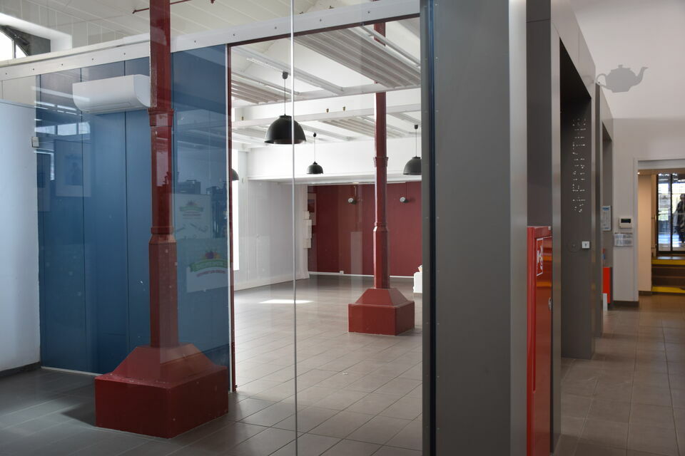 Fonds de commerce à vendre, idéalement situé en plein centre-ville d’Ancenis-Saint-Géréon. Ce local de 104 m², avec mezzanine et possibilité de terrasse sur le domaine public, se trouve sur le parvis des halles. À seulement 40 mètres de la mairie, 100 mètres du château, 200 mètres du pont et d’un collège-lycée, il bénéficie d’un emplacement stratégique.

Le local comprend un espace boutique et une réserve, avec accès possible à des sanitaires pour les clients et le personnel. Refait à neuf en 2019, il est également à proximité de plusieurs parkings en zone bleue, offrant ainsi une grande commodité.

Idéal pour une activité de petite restauration, ce fonds de commerce représente une opportunité unique dans un environnement dynamique et très fréquenté.