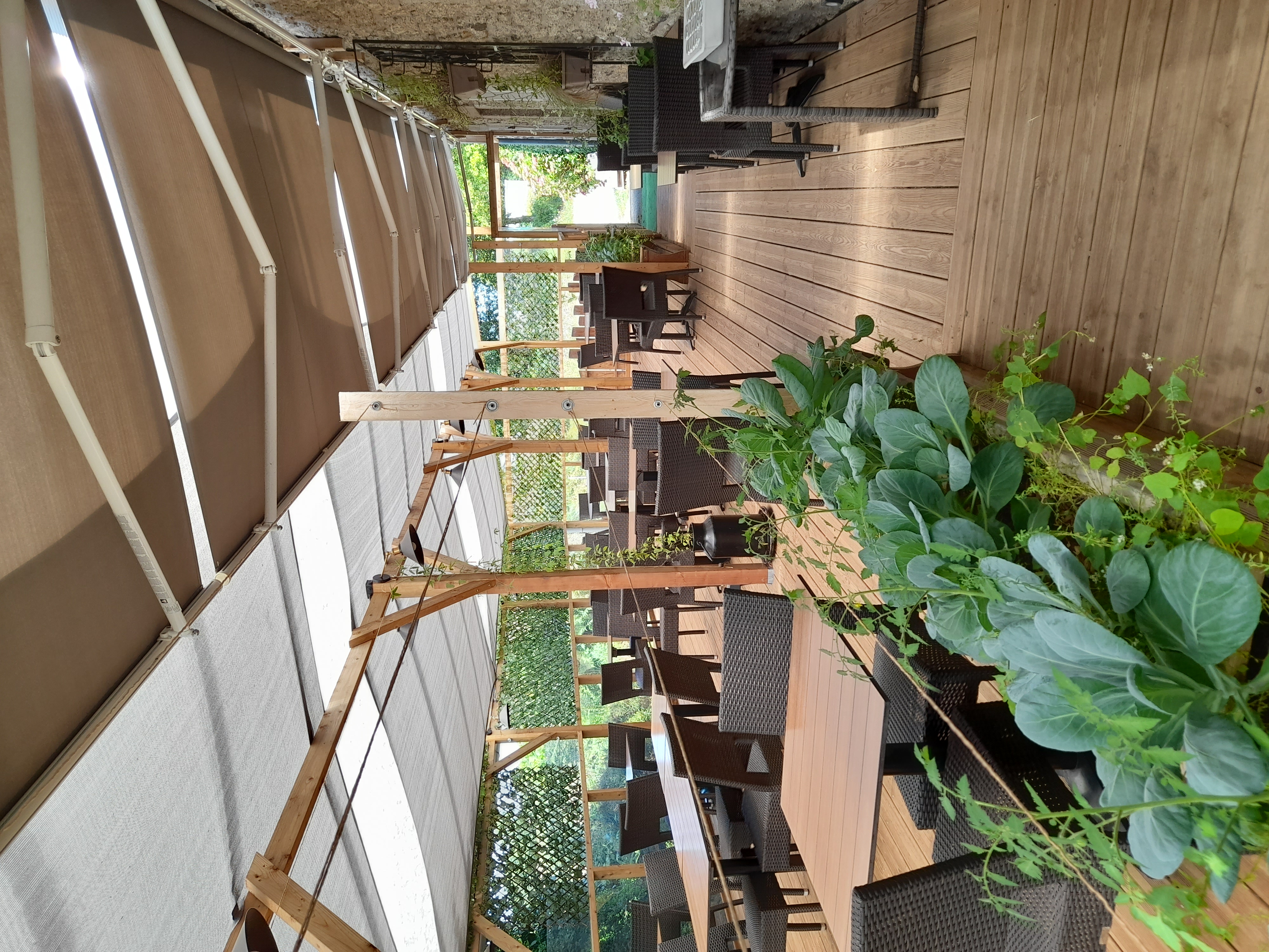Vends restaurant ,cause santé et familiale, village très touristique, au cœur des monts d'arées à huelgoat village renomé pour sa forêt, affaire saine très bon CA possibilité de développer , licence 4 , appartement de 4 chambres , terrain constructible sur les parkings , terrasse couverte de 90m² , 1 de salles de 30 cvts , 40 cvts la deuxieme ,  cuisine équipée , salle tout équipé tout le matériel reste Le tout aux normes PMR . Possibilité bar ambiance crêperie, burger, magasin souvenir produit locaux tout commerce tout peut être réalisable, possibilité petite location pour food truck sur le parking ou organisation de petits marchés locaux le terrain pas constructible peut passer directement en bio car ça fait 3 ans qu'il est en jachère 2 hangars, ancien parc à motons de 3000m² , le tout sur 7700 m2, possibilité de chambres d 'hôtes, ou tous commerces,double pompes à chaleur , vente murs et fond de commerce , ou que fond de commerce ou location gérance avec promesse d'achat   ou habitation , j'étudie toutes propositions . Pour plus de renseignements ou photos premier contact par mail en vous remerciants