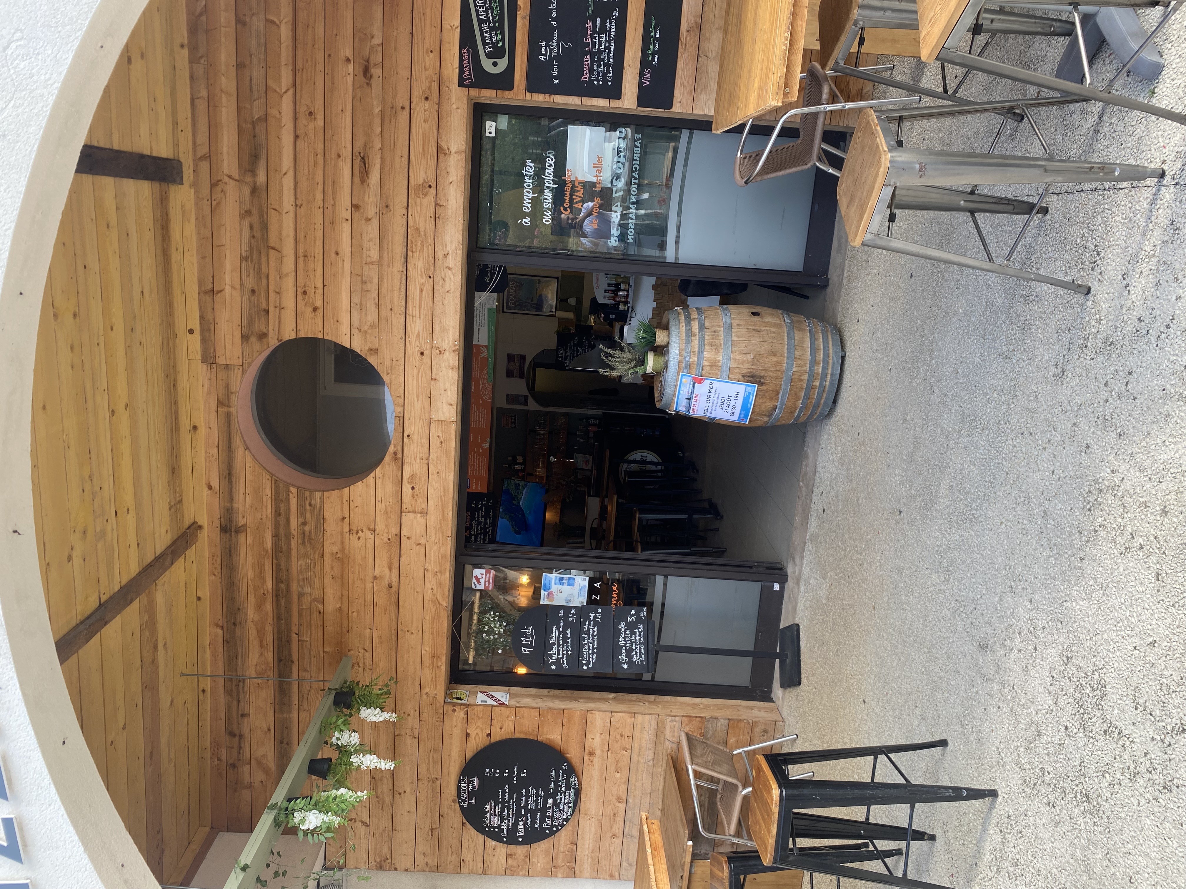 🍕 À VENDRE – PIZZERIA PROCHE DE LA ROCHELLE  🍕
Pour cause de déménagement, je mets en vente ma pizzeria située à proximité de La Rochelle, dans une zone très fréquentée, notamment en saison touristique.

✅ Fonds de commerce en activité, avec une clientèle fidèle et régulière et aussi touristique.
✅ Local tout équipé : four à pizza, matériel professionnel complet, salle accueillante, équipement pour la terrasse
✅ Emplacement stratégique dans un secteur dynamique, grand parking a disposition, proche de l'océan,  dans une petite zone commerciale qui ne fait que de se développer.
✅ Opportunité de développement :
Possibilité de mettre un service de livraison
Ouverture élargie sur d'autres jours de la semaine
Développement de la présence sur les réseaux sociaux

📦 Reprise clé en main – aucun travaux à prévoir
📅 Disponible immédiatement
📞 Pour plus d'informations, comme le prix ou pour organiser une visite, ou autre merci de me contacter via le site