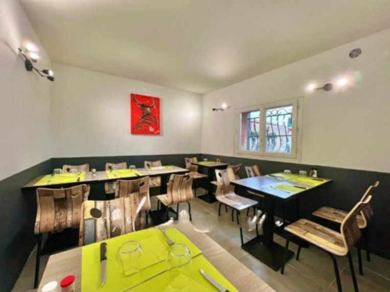 ➡ Fond de commerce Café-Bar-Restaurant, FDJ et PMU. Aucun travaux à prévoir, refait à neuf il y a seulement quelques années.

➡ Cet établissement de 112 m² vous propose une partie bar d'une surface de 64m² environ et une partie salle de restaurant d'environ 30m² pouvant accueillir une trentaine de couverts.
Les deux salles sont climatisées.

➡ Cet établissement possède une cuisine professionnelle tout équipée et très bien entretenue. Une terrasse de 24 places assises sera également utile.

Loyer mensuel de 1150 euros TTC/ mois, et taxe foncière annuelle à la charge du loueur.
Pas de salariés vendus avec le fond de commerce  et aucun contrat fournisseur en cours.