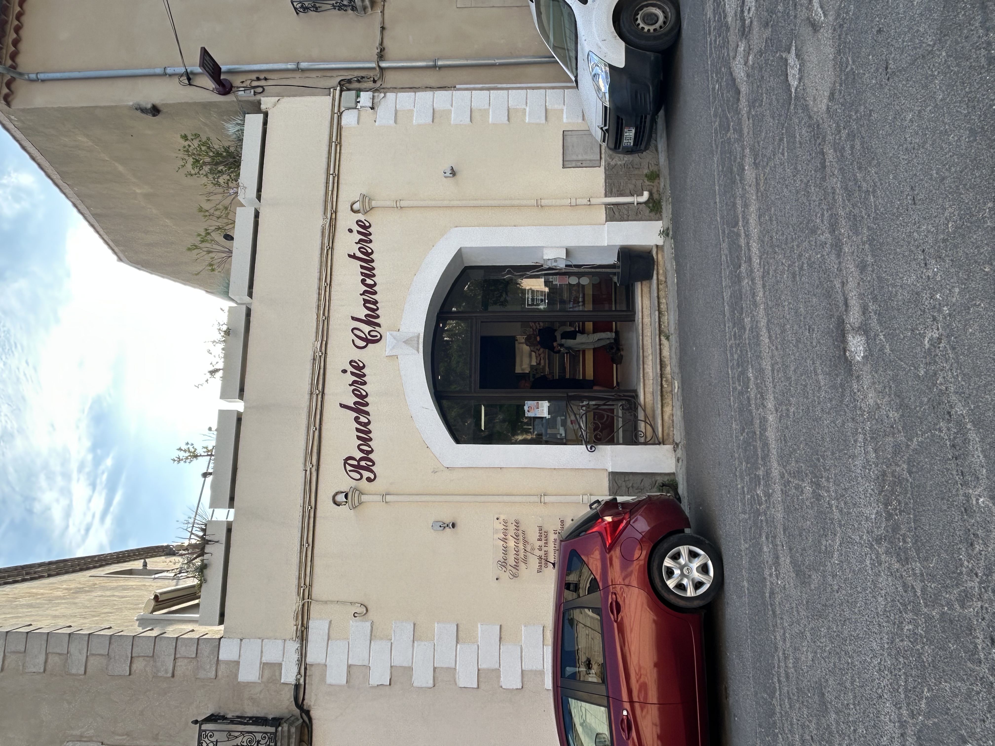 140 000 €  |  136 m²
Au coeur d'un charmant village proche Clermont l'Hérault ( Hérault 34 ) ,  très belle BOUCHERIE-CHARCUTERIE-TRAITEUR à vendre.
Avec vente additionnelle épicerie fine .
Boutique , laboratoire et matériel en excellent état , équipement très complet .
Existe depuis 1924 ! Donc bénéficie d'une très forte notoriété .
Très gros potentiel de développement ( CA 2024=538.000Euros , et idem les années précédentes ;choix délibéré de l'exploitant de réduire la personnel afin de faciliter la vente) Vendu cause retraite .
Possibilité achat des murs.
Très belle rentabilité à plus de 90.000 Euros !!! Prix très intéressant à 140 000 Euros