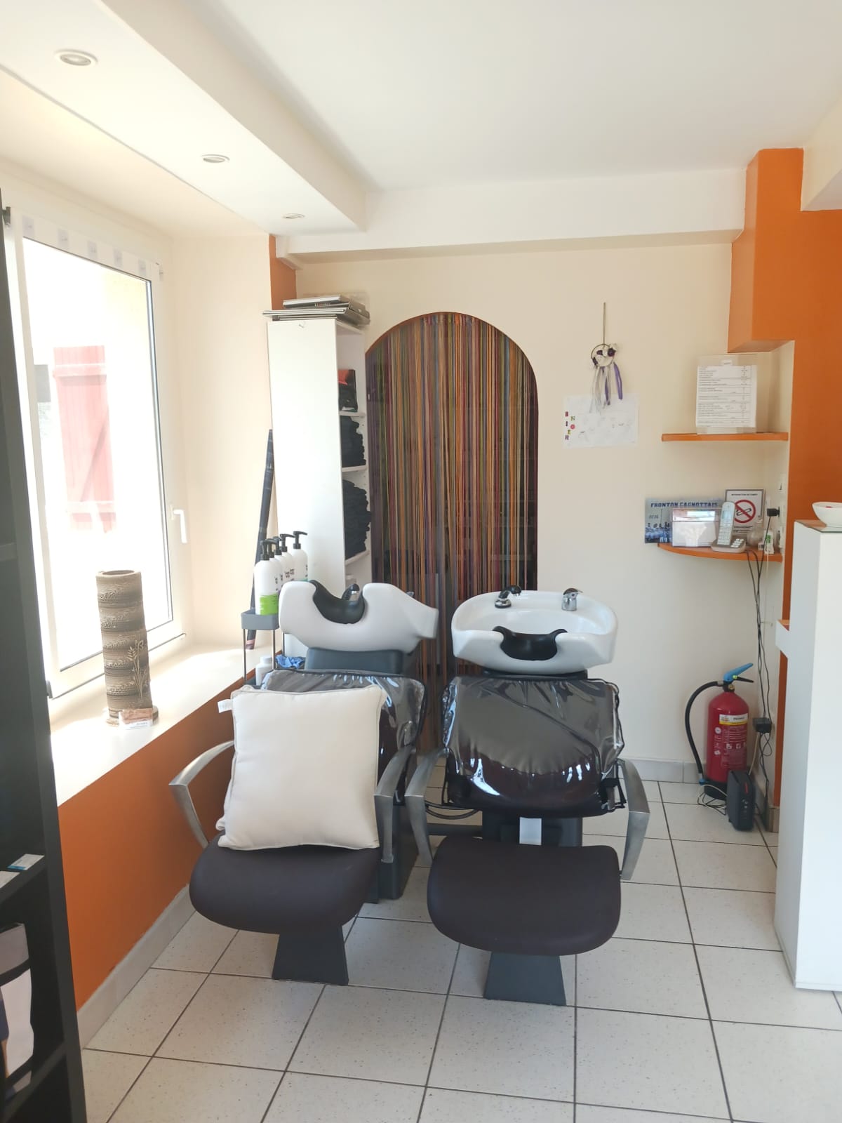 URGENT. À vendre salon de coiffure mixte cause maladie 
Au sud de Dax
Convient à une personne désireuse d’excercer dans un milieu rural proche d’une ville 
Axe passant.  Grand parking 
Local de 55 m2   Pièce attenante pour une onglerie,esthétique etc 
Mobilier 
2 bacs.   3 places de coiffage 
2 Climazons 
Meubles de rangements.  Meuble pour la vente 
Réserve avec
Étagères.  Micro onde. Frigidaire 
Dans le prix il y a tout le stock produits pour la coiffure et produits pour la vente 
Tout le petit matériel. Serviettes. Peignoirs. 
Brosses  Tondeuses etc 
Pas de personnel à reprendre 
J’étudie toutes les propositions 
Pas sérieux s’abstenir