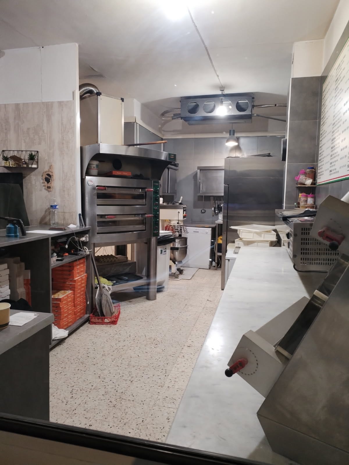 À VENDRE 195 000 euros Fonds de commerce PIZZERIA / TAPAS / BURGER
Saint-Laurent-du-Var  Centre-ville, emplacement stratégique
Affaire saine et rentable !
En activité depuis plus de 7 ans, cette pizzeria  également spécialisée en tapas et burgers  bénéficie d’une clientèle fidèle et d’un emplacement de premier choix, en face des écoles et au cur de la ville.
Les atouts :
 Chiffre d’affaires annuel : 200 000 euros
 Activité 7j/7 : sur place et à emporter
 Terrasse extérieure 12 couverts (redevance mairie 200 euros/an) + salle intérieure (12 couverts)
 Bail tous commerces : grande liberté d’exploitation
 Loyer mensuel : 1 100 euros HT
 Charges : 200 euros / mois