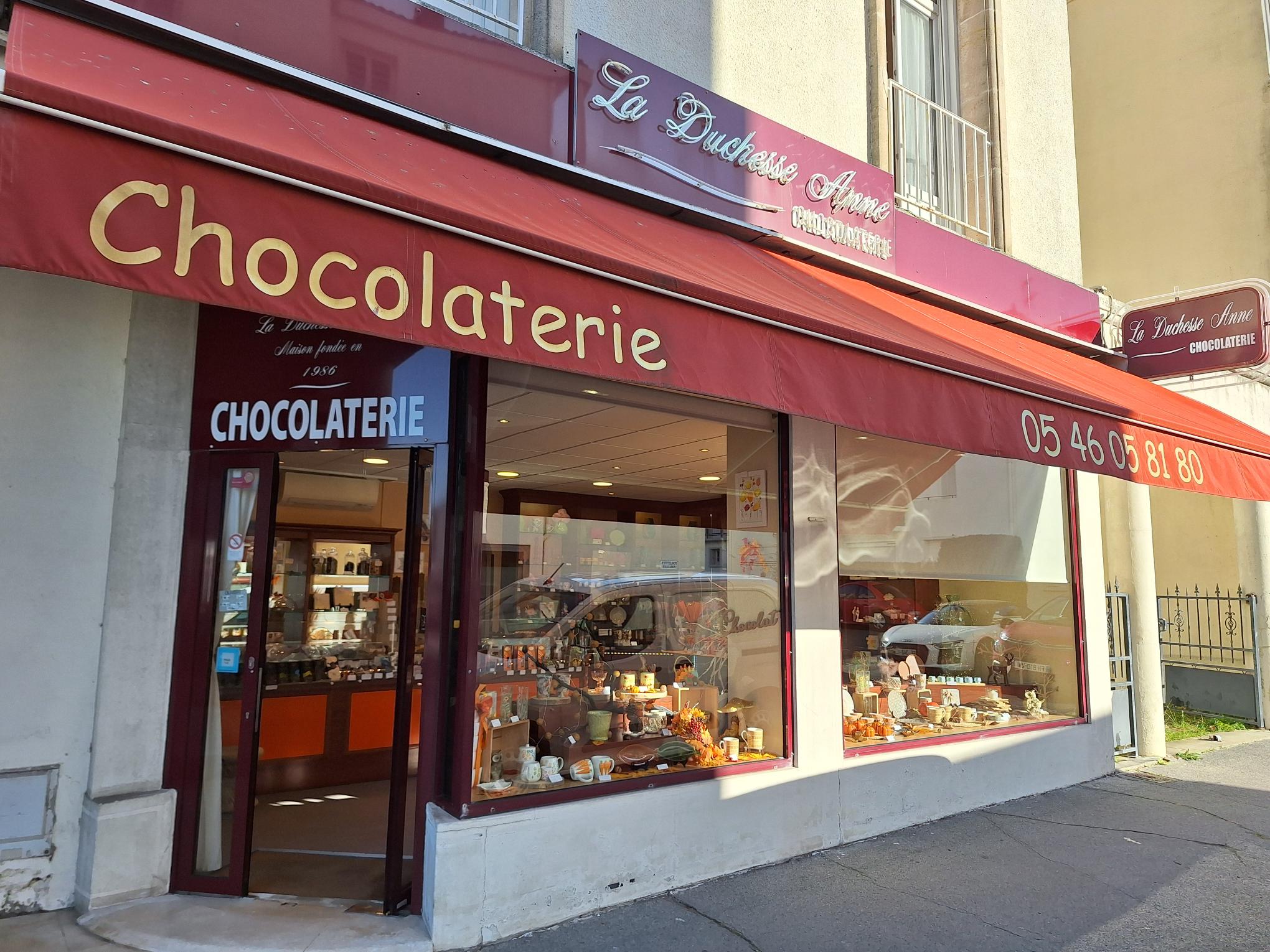Chocolaterie et confiserie depuis 30 ans dans le centre ville'  d'une ville touristique de Charentes Maritime.
Articles de décoration, site internet, clientèles fidèles. 
Chocolaterie crée en 1986.

Vente Fond de commerce............106.000 euros 
Stock a déterminer.

ACTIVITÉ TOUT AU LONG DE L ANNÉE

CA 2024/2025..............121000 euros
Loyer............................1000 Euros/mois

Cartes de fidélités ; Associations; Entreprises C.E.(fin d'année).
PASSTIME ( application pour bénéficier réductions).

Chocolats Belge 80%, 
Chocolats Français 20%
Dragées Médicis
Confiserie  
Objet décoratif saisonnier 

POTENTIEL DE DÉVELOPPEMENT
Développement de la boutique en ligne.
Création d'un espace salon chocolat chaud, café, thé.
Vente de glaces en été