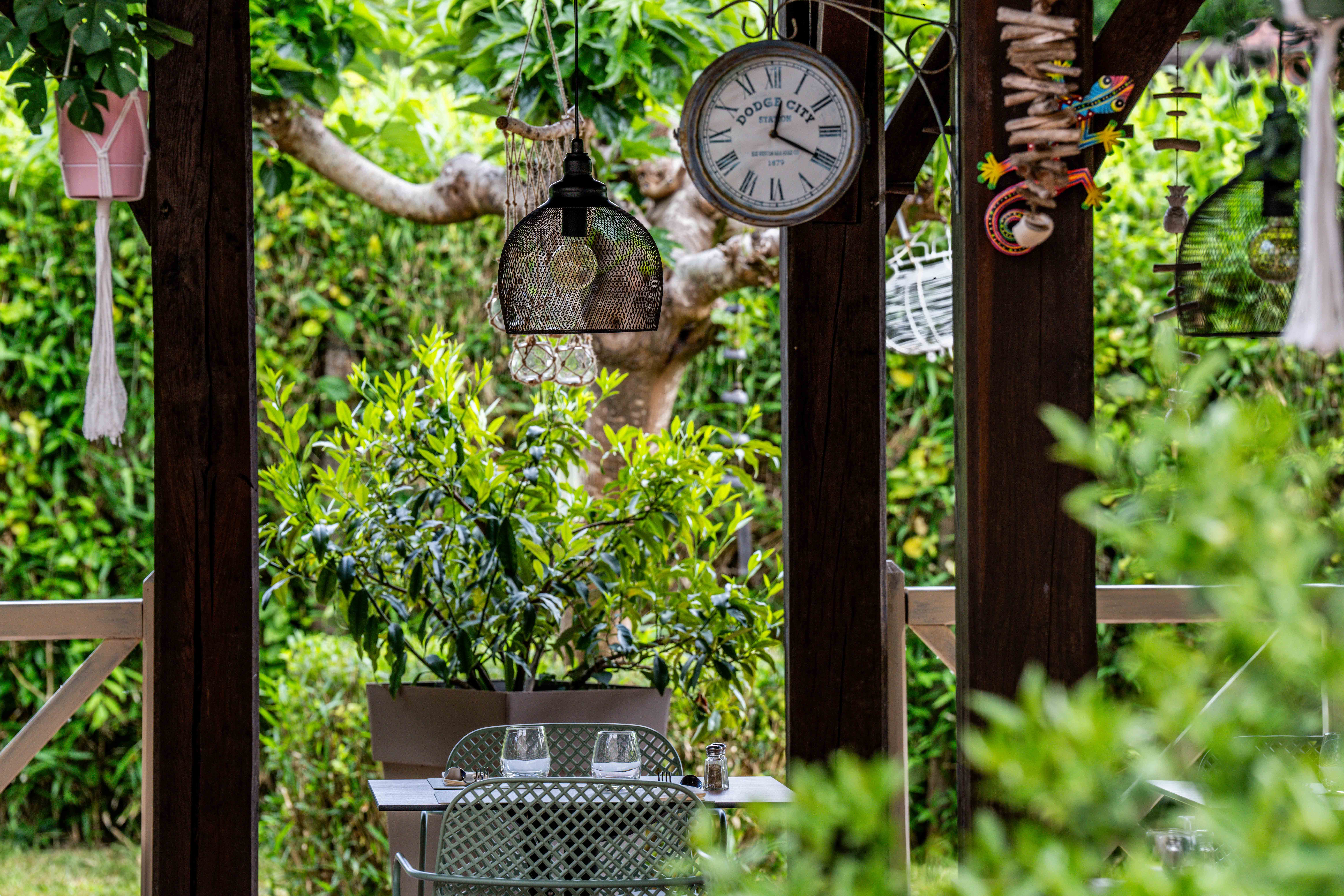🏆 Une affaire clé en main, prête à performer ! 🏆  

Nous mettons en vente notre Hôtel 3 étoiles - Restaurant Logis de France, une adresse reconnue pour son accueil chaleureux, sa cuisine savoureuse et son confort.  

✨ Une belle reconnaissance : nous avons récemment reçu le Trophée Satisfaction Client Logis 2025 , preuve de la fidélité et de la satisfaction de notre clientèle.  

🔥 Ce qui vous attend :  
✅ 9 chambres tout confort avec climatisation réversible 🏨  
✅ Deux salles de restaurant pour s’adapter à toutes les envies 🍽️  
✅ Un bar avec licence IV, idéal pour une activité dynamique 🍷  
✅ Un patio aménagé de 48 places avec mobilier neuf et cuisine extérieure équipée 🌿🔥  
✅ Une cuisine de chef hautement équipée ( 2 fours mixtes Frima, pacojet, cellule de refroidissement…) 👨‍🍳  
✅ Une plonge rénovée récemment avec lave-vaisselle haut de gamme Hobart (valeur 16 000 €)  

💰 Un business rentable et stable :  
📈 Exploité par un couple et un serveur, pour un modèle rentable et humain  
📊 CA 2024 stable par rapport à 2023, preuve de la solidité de l’activité  

🏡 Un cadre de vie idéal :  
🛋️ Appartement de fonction 3 chambres, 2 salles d’eau, cuisine équipée et salon  
🎒 Commodités à 50m : école, maison d’assistantes maternelles, tous commerces et maison médicale  
🏫 Collège et lycée à 10 min, parfait pour une vie de famille  

✨ Une opportunité à ne pas manquer !  
🏠 Murs : 530 000 €  
📜 Fonds de commerce : 120 000 €  
🏡 Ensemble immobilier (murs + fonds) : 650 000 €  

Après 13 ans d’investissement et d’amour dans cet établissement, nous sommes prêts à transmettre le flambeau 🔥.  

📞 Contactez-nous vite avant qu’il ne soit trop tard ! 📩   06.85.66.64.81

#TrophéeSatisfactionClient #LogisHôtels #HôtelRestaurantDuCommerce #InvestissementCléEnMain #VieDeVillage #RepriseIdéale
