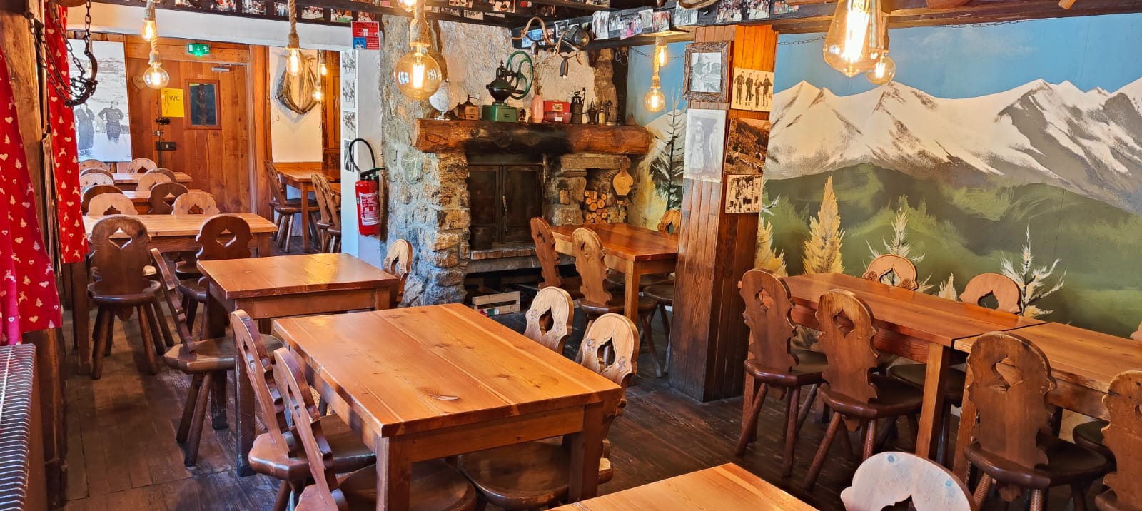 L'extase de pouvoir gérer un restaurant icônique tout en y vivant à l'année.
Dans une station qui investi actuellement pour une gestion 4 saisons, avec une réelle motivation de progression, ce mythique bar-restaurant se situe au plein milieu des pistes de ski, de Vtt et de randonnées. Accessible en ski, à pied, en véhicule et prochainement en télésiège cet établissement est un incontournable de la vallée de l'Ubaye.
Avec ses 300 jours d'ensoleillement par année vous jouirez d'un double logement de fonctionnement et d'un panorama à 360° sur les montagnes, la vallée, la faune et la flore. Chaque saison ayant son charme.
Situé à moins d'une demi-heure de la jolie ville de Barcelonnette, tous les commerces et services se trouvent à proximité.
Actuellement ce restaurant est géré par un couple et un chef (présent depuis plus de 25 années). Une aide est engagée uniquement les semaines de vacances scolaires.
L'entreprise developpe un chiffre d'affaire de 200000€ avec un EBE avoisinant les 40000€. Plusieurs pistes de développement sont envisageables.
Libre de fournisseur.
50 couverts à l'intérieur avec possibilité d'étendre à 115. Une grande terrasse orientée au sud avec possibilité de 80 couverts et une vingtaine de transats, le tout ombragé sous de grands parasols.
D'une superficie totale de 450m2 sur 3 étages, le sous-sol est réservé au stockage, frigos, congélateurs et salle de pause, le rez-de-chaussée pour la grande cuisine entièrement équipée, le bar, la salle de restaurant et un appartement de fonction de 65m2 avec salle d'eau et vue sur la vallée, le dernier étage comprend un deuxième appartement de fonction de 70m2 avec salle d'eau également.
Le prix demandé comprend l'immeuble, le fonds de commerce, les véhicules de fonction (Nissan navara, Hytrac à chenilles pour déplacements sur la neige, 2 déneigeuses et un quad 400cm3) et une servitude notariale (vendable pour une valeur de 115000€). Cette servitude vous assure l'impossibilité  pour un potentiel candidat d'exploiter un commerce de boissons et de restauration dans le seul bâtiment à proximité.
Le temps est venu pour les propriétaires actuels de prendre leur retraite et de laisser cette institution aux mains de candidats sérieux et ambitieux.