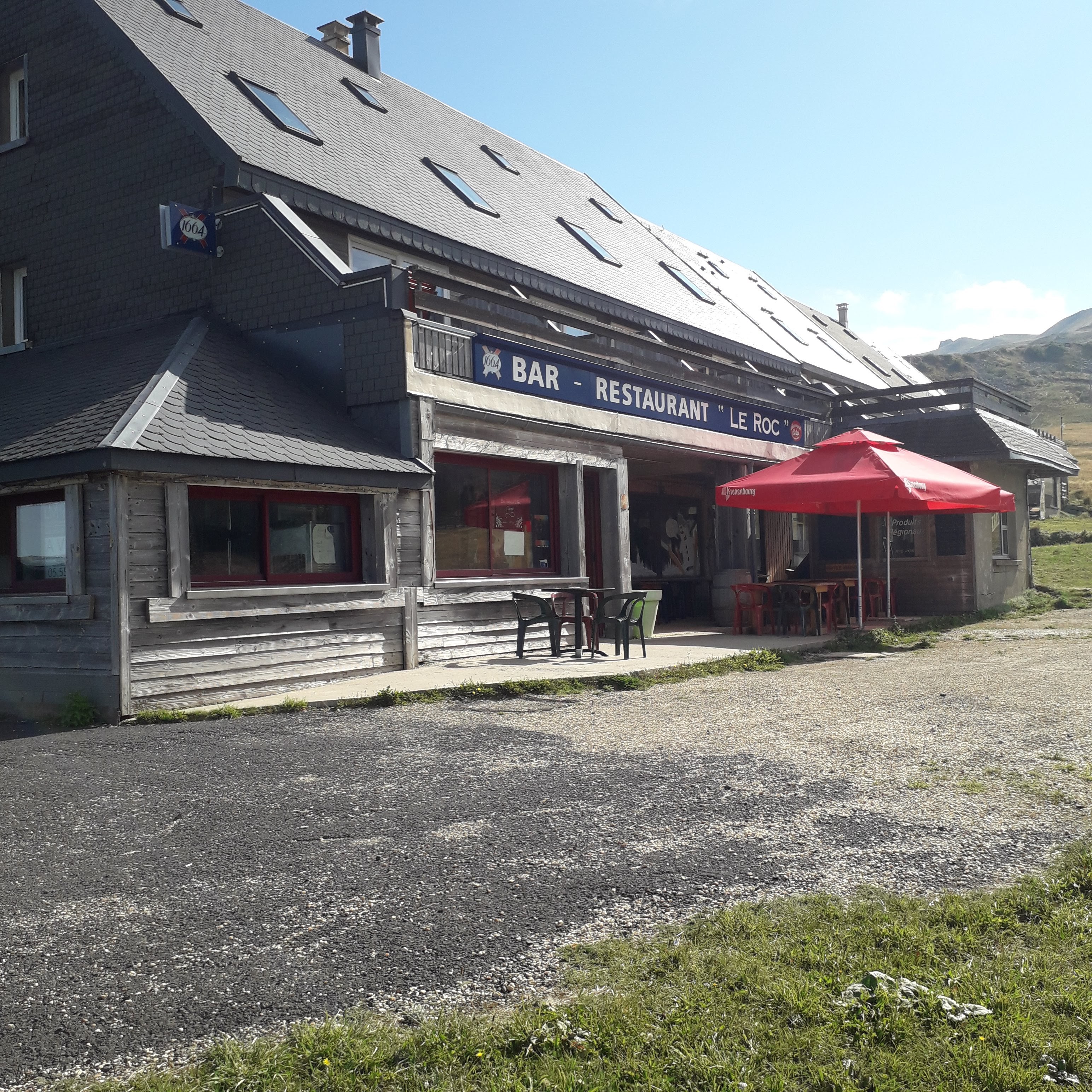 Suite à désistement, nous remettons notre restaurant en vente. Situé dans un magnifique endroit du sancy.
Possibilité d’exploitation saisonnière ou annuelle. 
Grande salle 100 couverts,terrasse 100 places,cuisine 40m2 et nombreuses dépendances. Possibilité séparation murs et fond .
Pour plus de renseignements nous contacter .