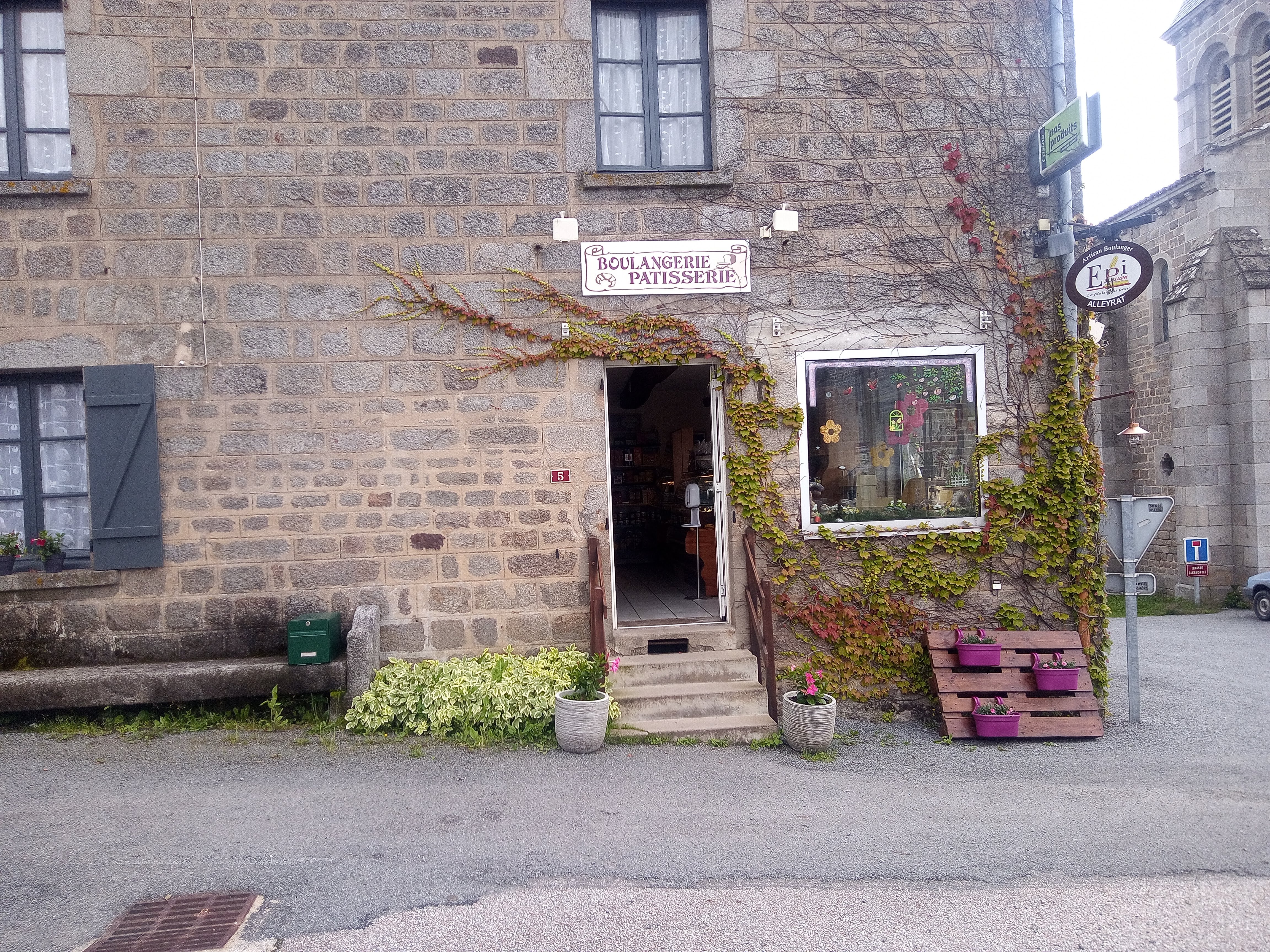 Boulangerie – Pâtisserie – Épicerie avec tournée à reprendre en Creuse (23)

Après 20 années d’activité, nous souhaitons transmettre notre boulangerie-pâtisserie-épicerie à l’approche de la retraite.

Situé à La Villetelle (23260), en Creuse, sur l’axe Aubusson – Clermont-Ferrand, le commerce bénéficie d’une clientèle locale fidèle. Aubusson, sous-préfecture de la Creuse, se trouve à environ 17 km, soit une quinzaine de minutes en voiture. L’activité est complétée par une tournée dans les villages environnants, permettant de proposer boulangerie, épicerie et produits frais directement aux habitants.
En complément : point poste/ café à emporter 

L’ensemble comprend un magasin avec réserve ainsi qu’un fournil équipé avec espaces boulangerie et pâtisserie, plonge et vestiaire. Le matériel professionnel est dans l’ensemble récent.

La tournée est assurée avec un Renault Master aménagé en magasin itinérant, équipé notamment d’une vitrine réfrigérée sur toute sa longueur. Le véhicule est inclus dans la vente du fonds de commerce.

L’entreprise fonctionne actuellement avec trois salariés à temps partiel : un pour la tournée, un en boulangerie et un pour la vente le week-end.

La partie habitation comprend une maison avec cour et grand terrain ainsi qu’un appartement situé au-dessus d’une partie des locaux. Des travaux de rénovation sont à prévoir dans la maison et l’appartement.

Pour les familles, Crocq se situe à environ 6 km et dispose d’établissements scolaires. La commune de La Villetelle est desservie par le transport scolaire.

Conditions de vente

- Fonds de commerce : 30 000 €, comprenant le matériel professionnel ainsi que le Renault Master aménagé et réfrigéré utilisé pour les tournées.
- Murs professionnels : 40 000 €.
- Partie habitation : 80 000 €, comprenant la maison, l’appartement et le terrain.

Vente uniquement : pas de location ni de mise en gérance.

Une opportunité pour un couple  souhaitant reprendre une activité de proximité implantée depuis 35 ans, avec commerce, outil de production, tournée et possibilité de logement sur place.