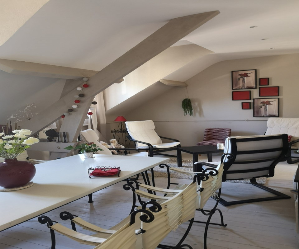 Cause départ en retraite,

Vends très belle affaire au c?ur du Parc naturel régional du Perche,
capitale gastronomique du Boudin noir, à 1h45 de Paris.

Idéalement située en entrée de ville sur un axe principal, proposant :

- une belle terrasse d'une capacité de 30 couverts,
- une salle de 38 couverts avec buffet réfrigéré,
- une salle de 80 couverts avec grande vitrine réfrigérée, 
- Bar licence IV avec espace de restauration de 12 couverts
Capacité d'accueil total : 160 places assises,

Cuisine équipée, local à plonge et réserves. 
Stationnement gratuit et parking privatif.

Cuisine traditionnelle servie actuellement du lundi au vendredi, le midi uniquement.
Fermé le samedi et le dimanche, affaire à développer.

Clientèle principalement ouvrière et VRP, mais aussi de proximité et de passage.

Prix du fond de commerce : 120 000?

Affaire à vendre avec immeuble de 447m2 comprenant :
- au premier étage un espace à rénover de 8 pièces (dont 2 pièces déjà refaites à neuf)
- au deuxième étage un appartement totalement rénové (salon séjour, cuisine aménagée, salle de bain attenante à la chambre parentale, une chambre enfant)

Prix de l'immeuble : 350 000? 

Contact : 06.27.13.40.05