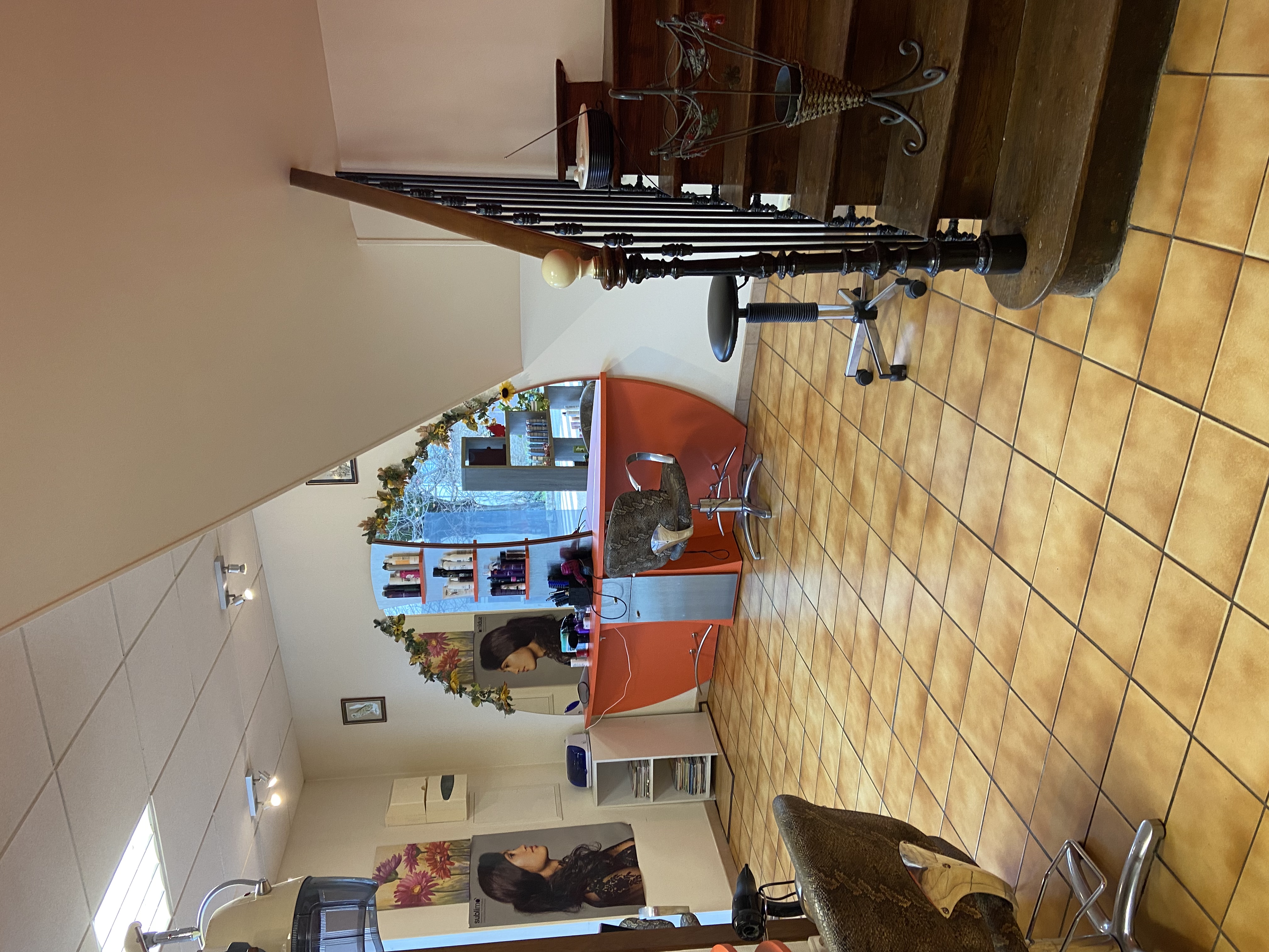 Au pied du parc régional du Morvan, cause départ en retraite vends fond de coiffure toujours en activité ,d'une surface d'environ 50 m2 et 30 m2 de réserve , bureau , toilette et petite cuisine .4 postes de coiffure dont 1 pour homme, 3 bacs dont 1 electric, double chauffe eau, trés bon emplacement avec parking à proximité, plein pied, climatisation , bail renouvelé pour 9 ans, loyer 400€. Il ya plusieurs salon dans le village mais il ya de la clientéle pour tous, elle est à redévelopper . je ne fais pas de prix , je laisse les personnes intéressées me faire une proposition.