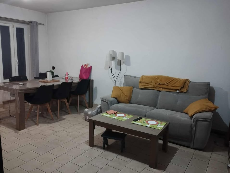 URGENT CAUSE DECES

Vends fond de commerce Tabac -Epicerie multiservices -station services: 
activités : Tabac, épicerie, dépot de pain, station service, dépot de gaz, colis, la poste
Seul commerce du village avec le restaurant
Axe très passant clientèle locale+ de passage
commerce à redynamiser après la fermeture suite au décès du propriétaire

murs : habitation maison de ville 3 chambres rénovée en grande partie  -1500m² de terrain attenant clos avec grande dépendance , 400m² de terrain constructible 

contactez moi pour plus d'informations