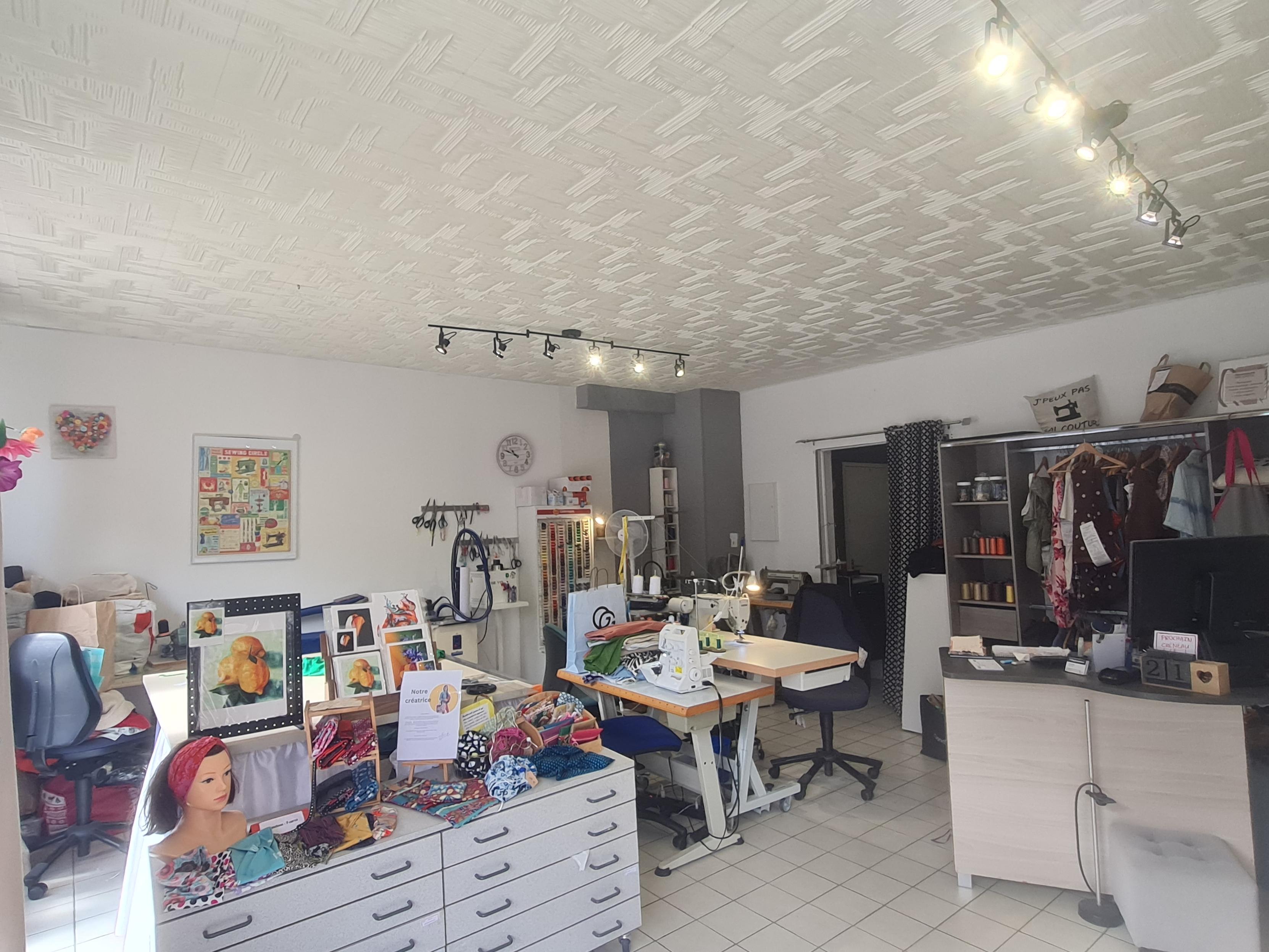 Vous souhaitez travailler dans la Couture / Retouche / Upcycling

Devenez gérant(e) de votre atelier de Couture / Retouche

Atelier : enseigne renommée nationale présente à Pornichet depuis de nombreuses années.

Matériels : industriels et professionnels.

Situation :  Atelier idéalement situé  à proximité de commerces dynamiques.
Proximité : opticien, coiffeur, commerces alimentaires, centre commercial etc...
Stationnement facile (parking) 
Point fort de la localité : ville dynamique avec une clientèle fidèle depuis de nombreuses années.

Les plus : 
- Accompagnement de la cédante
- Accompagnement de l'Enseigne pour toutes les les démarches de reprise
- Formation personnalisée selon le niveau de connaissance en couture. 

Les missions:
- Accueil du client et essayage.
- Gestion de l'atelier
- Conseils et encaissement.
- Travaux de retouche sur tissus & cuir à l'aide de machines industrielles (piqueuse simple & double, surjeteuse, point de recouvrement et point invisible)
- Ameublement