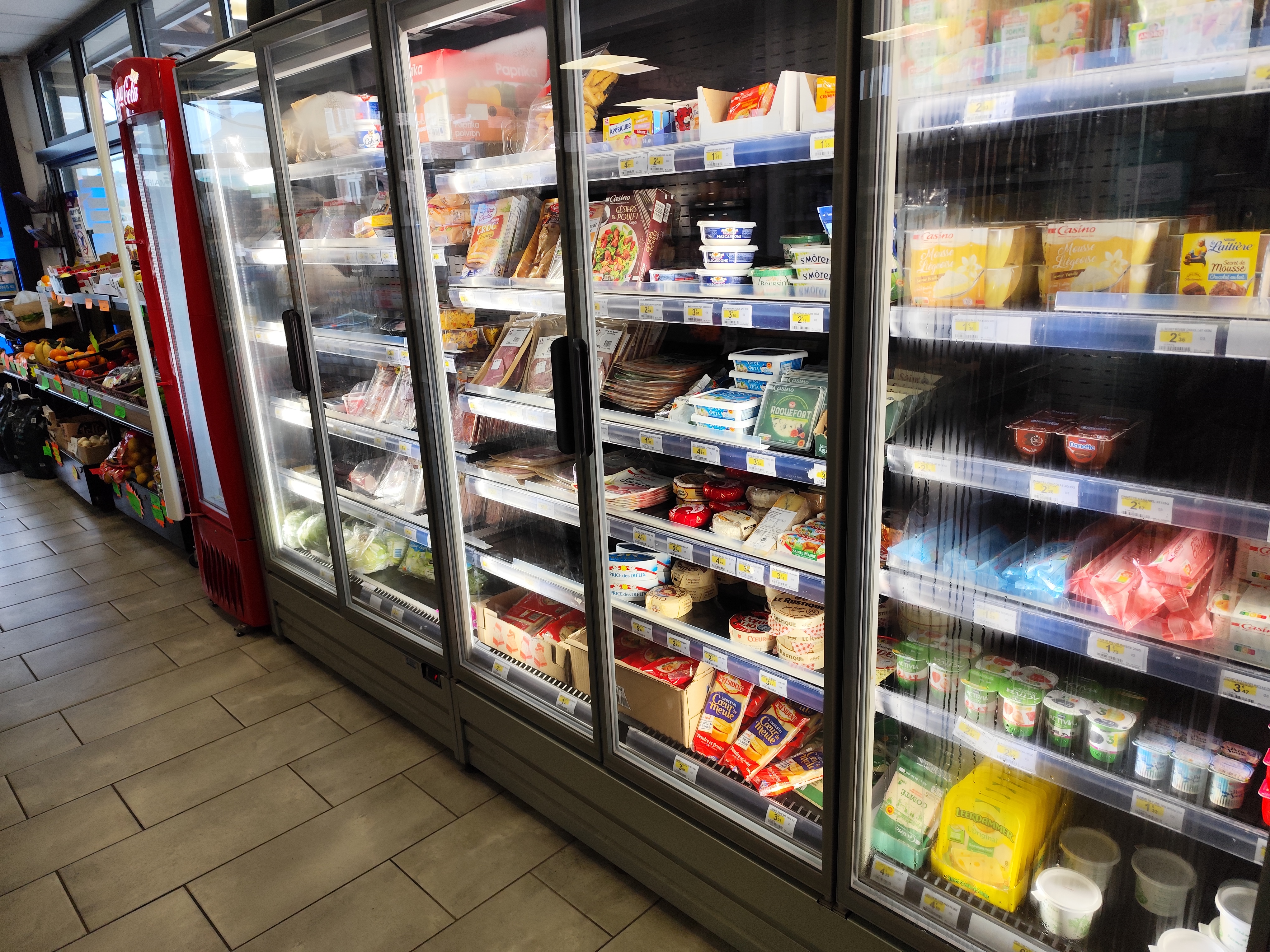 a vendre épicerie enseigne  Vival dans une commune rurale de plus de 1000 habitants
situé a 10mm de Cany Barville et  25mm de Fécamp
épicerie très bien située au cœur du village avec des commerces complémentaires
nombreux stationnement gratuits 
l épicerie propose la FDJ ,la poste ,les colis pickup et colissimo, le retrait d argent et le gaz  
la surface du magasin est d environ 100M²avec une réserve de 30 M²
le matériel est correct et dispose d une chambre froide