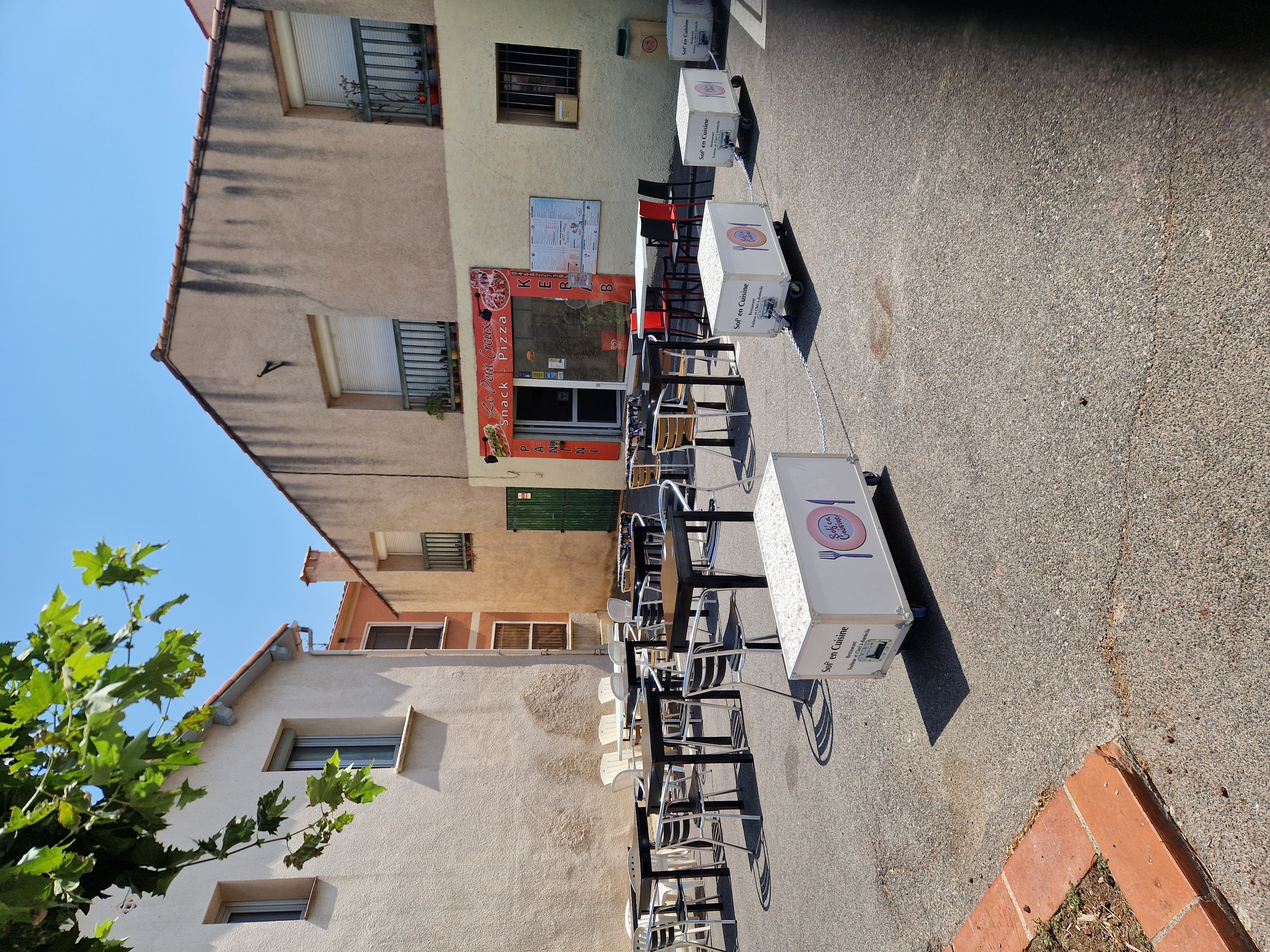 Urgent cause retraite je cède mon fond de commerce de type restauration rapide pizzeria snack kebab créer en 2010 . Local de 126 m2 divisé en deux parties, bien équipé avec licence 3 , 30 place assises intérieure, une terrasse extérieure 30 places,  Parking, situé face à la mairie, école, église. Ce village bien sympathique ou il fait bon vivre en pleine expansion et dynamique avec nos associations. Ce commerce est ouvert toute l'année le soir possibilité d'augmenter le c.a en ouvrant le midi. Ce local peut servir pour tout autre activité. Livraisons sur huit villages alentours.  Plages à 1/4 heure st cyprien où  argeles et une demi heure de l'Espagne Perthus. Numéro un à Montescot Pyrénées-Orientales