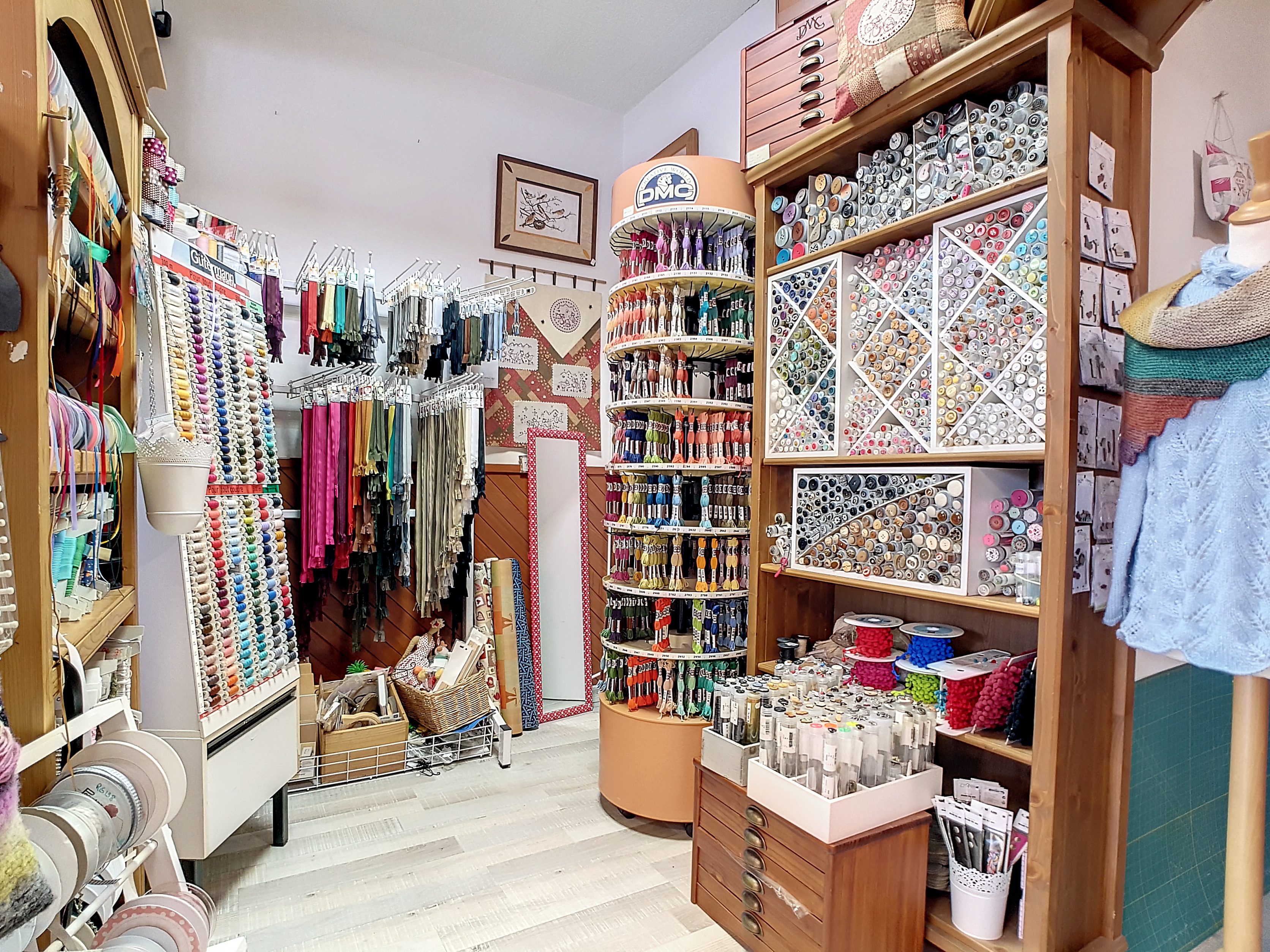 Fond de commerce mercerie, laine, broderie.
Relais Singer. 
Surface : 52,5m2 + garage possible. 
FdC : 10000€ + Stock
Loyer 860€ 
Ville frontalière en pleine expansion.
