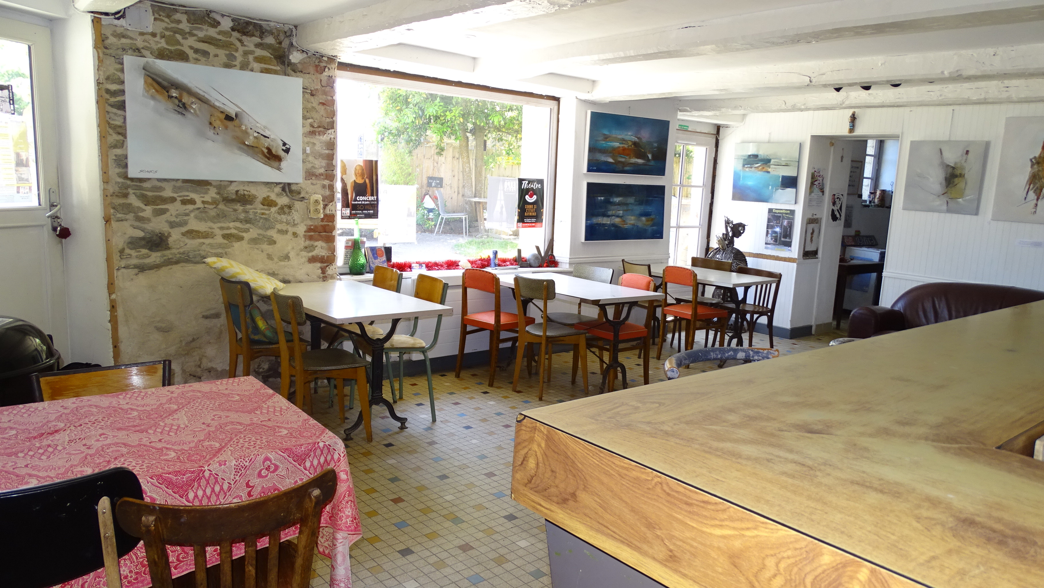 Situé à 10 min de Dinard, sur les bords de Rance, dans une belle maison de bourg en pierre, ce local commercial (aujourd'hui Galerie d'art et bistrot Curieux) accompagné de sa partie privative, accueillera idéalement vos projets de  bar/restaurant et conviendra pour tout autre projet passionné. 
Au rez-de-chaussée, vous découvrirez une salle de restaurant/bar (licence IV) avec de chaque coté deux salles attenantes adaptables (l'une avec cheminée), une cuisine professionnelle, un cellier et des commodités avec possibilité de 50 places assises en intérieur. La terrasse sud qui accueille actuellement 30/34 places assises et le jardin offrent des possibilités d'extension d'activité commerciale ou d'aménagement privé. Le stationnement est facilité par la présence de parkings à proximité. La municipalité, le camping, les nombreuses chambres d’hôtes et gites accueilleront avec bienveillance tous projets pérennisant le dynamisme du bourg, avec convivialité. 

Au premier étage de la maison, la partie habitation rénovée avec goût, alliant pierre apparente et bois, comprend une pièce de vie avec cuisine, chambre, dressing et salle d'eau. Le dernier niveau baigné de lumière traversante, vous propose deux chambres dont l'une d'une grande superficie avec baignoire et vasque. 
Venez vous installer dans un lieux plein de potentiel au cœur d'un charmant village!