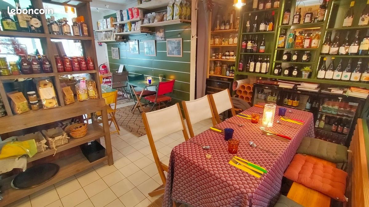 Casa Tilio est une charmante épicerie fine italienne à reprendre en plein cœur de Prayssac avec petite activité de restaurant/traiteur. La salle de restaurant accueille 17 couverts avec la possibilité d'installer une terrasse en devanture d'environ 30 couverts. Le commerce a su séduire et développer une clientèle locale et fidèle attirée par ses produits de qualité et sa cuisine faite maison. L'activité bénéficie d'un attrait pour la clientèle touristique en saison également.

Fonds de commerce vendu avec certains équipements et matériel pour démarrer une activité. Petite arrière cuisine et sanitaires.

Bail 3/6/9 en cours mais échéance fin octobre.