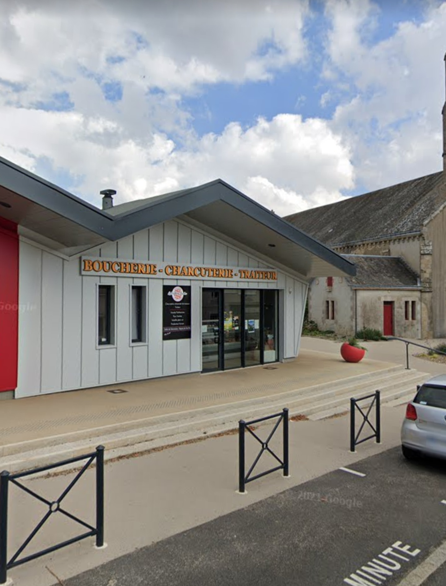 Bonjour, je met en vente mon fond de commerce, boucherie situé au centre du village dans un bâtiment récent (environ 5ans) à côté d'une boulangerie, d'un salon de coiffure et du bureau de poste.
Local fonctionnel avec un labo de transformation équipée, une plonge équipée deux chambres froide un magasin avec ameublement et vitrine et également une salle de réception équipée avec table, chaises, vaisselle, meuble de remise en température et frigo.