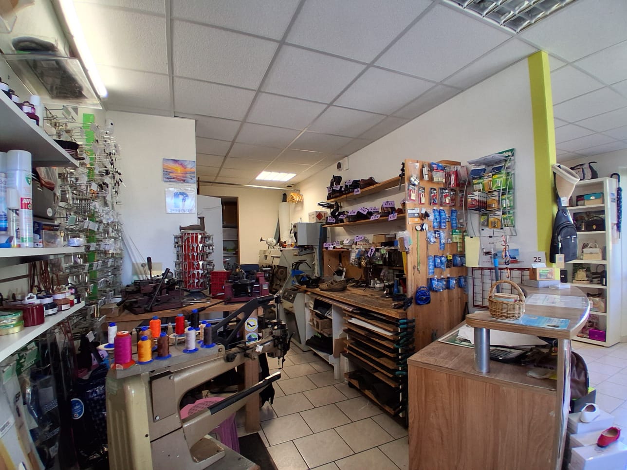 Commerce situé au cœur d un joli village très dynamique proche de la frontière Suisse.  (Viuz en Sallaz env 4600 habitants)

Cordonnerie et Maroquinerie avec une belle clientèle et un potentiel à développer pour un entrepreneur volontaire. 

Côté cordonnerie : tous les travaux de cordonnerie et reproduction de clés. Les machines sont vendues avec le fond de commerce.

Côté Maroquinerie : vente de sacs à main et accessoires de mode et bijoux fantaisie.

Magasin à vendre pour cause retraite.